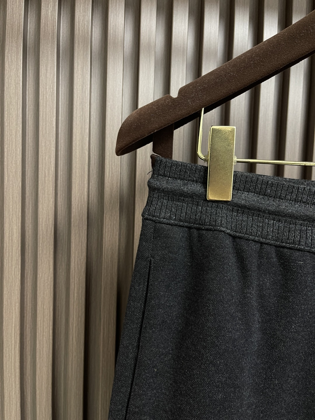 🛒🛒ZEGNA 直筒休闲长裤，采用混纺面料，细看纹理细腻得不像话，垂坠感恰到好处，走路带风又不贴腿，藏肉