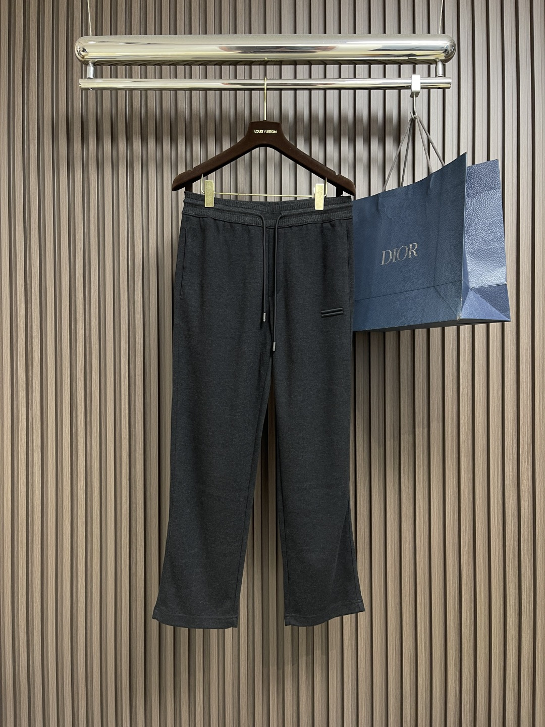 🛒🛒ZEGNA 直筒休闲长裤，采用混纺面料，细看纹理细腻得不像话，垂坠感恰到好处，走路带风又不贴腿，藏肉