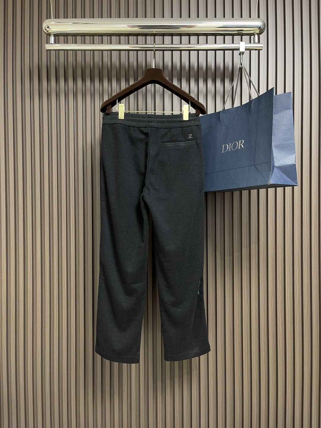 🛒🛒ZEGNA 直筒休闲长裤，采用混纺面料，细看纹理细腻得不像话，垂坠感恰到好处，走路带风又不贴腿，藏肉