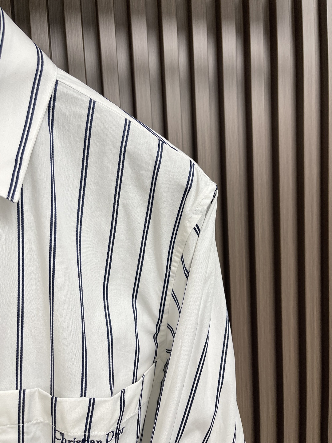 🛒🛒Dior 2025FW 秋冬新款针织翻领长袖衬衫外套，白色条纹棉质混纺面料，胸前口袋饰Cistian