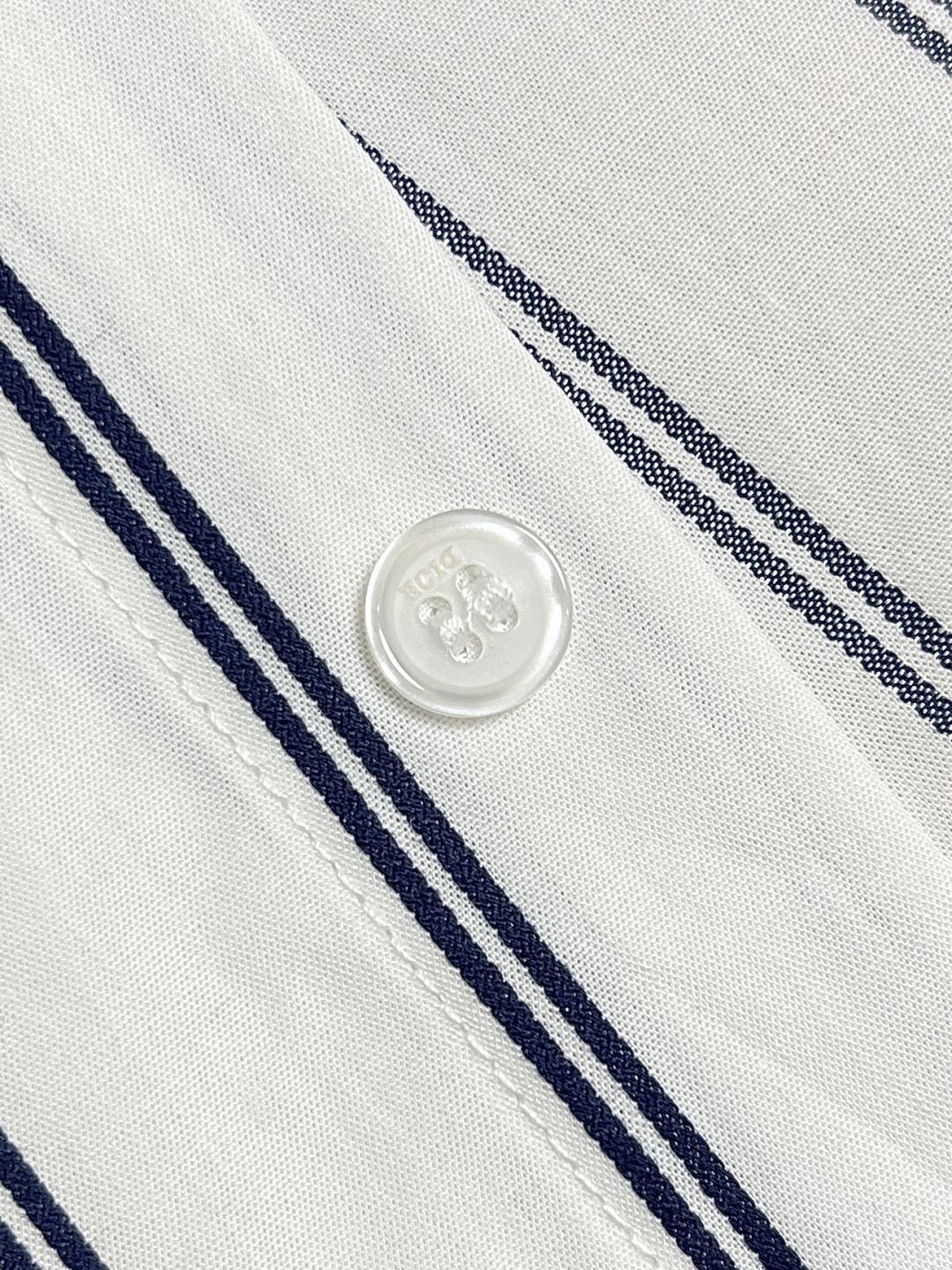 🛒🛒Dior 2025FW 秋冬新款针织翻领长袖衬衫外套，白色条纹棉质混纺面料，胸前口袋饰Cistian