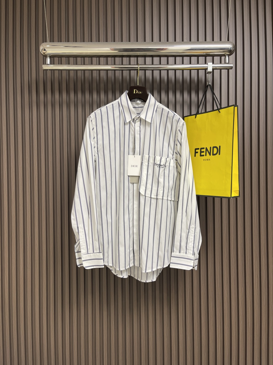 NO:524726,Dior 2025FW new knitted lapel long-sleeved shirt jacket for autumn and winter, white striped cotton-blend fabric, chest pocket embroidery, hidden button closure placket, brand logo mother-of-pearl buttons, straight bottom silhouette cut. Size XS-L,,dior, jackets & coats,shirts,alexander wang19860909Dior 2025FW 秋冬新款针织翻领长袖衬衫外套,白色条纹棉质混纺面料,胸前口袋饰Cistian Couture 刺绣,隐藏式纽扣开合门襟,品牌标志的珍珠母贝纽扣,直筒底边廓形剪裁.尺码XS-L,,dior,jackets & coats,shirts,alexander wang,Men's clothing