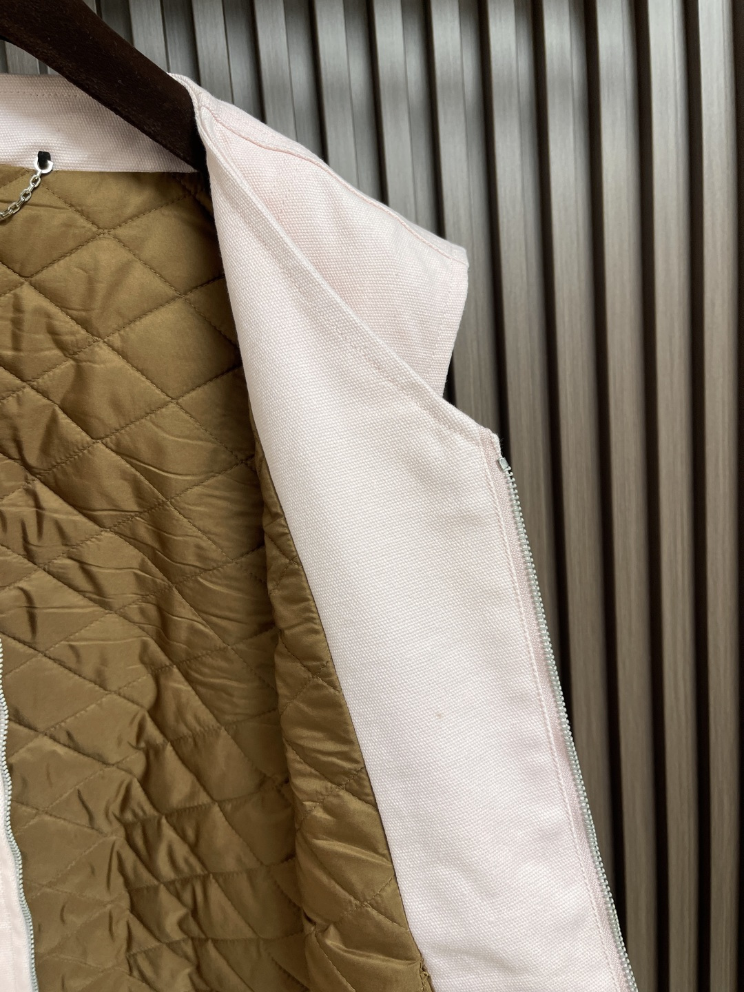 🛒🛒LV 2025ss新款拉链工装马甲，LV PN 标识栖身右侧口袋上方，与后部Pharrell Wil