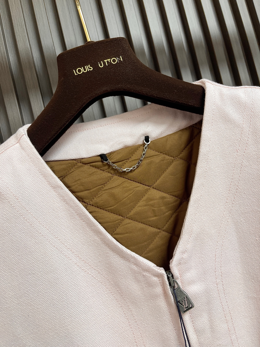 🛒🛒LV 2025ss新款拉链工装马甲，LV PN 标识栖身右侧口袋上方，与后部Pharrell Wil