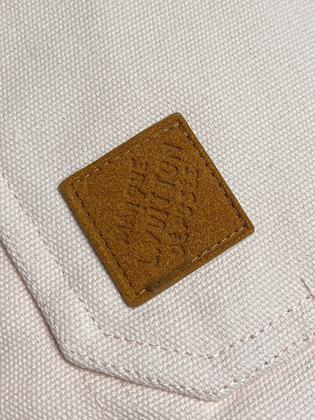 🛒🛒LV 2025ss新款拉链工装马甲，LV PN 标识栖身右侧口袋上方，与后部Pharrell Wil