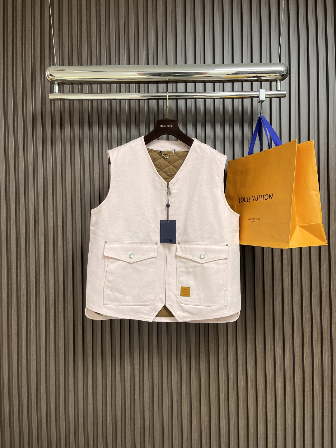 NO:524722,LV 2025ss new zippered work vest, LV PN logo sits above the right pocket, contrasting with the portraits of Pharrell Williams and Nigo at the rear, showing the creativity and ingenuity of the two designers for the 2025 autumn and winter show. Light cotton canvas is integrated into quilted lining, making it a good choice for hot summer days and can also be used as an inner wear for a cooler season. Size S-XL, louis vuitton, alexander wang19860909LV 2025ss新款拉链工装马甲,LV PN 标识栖身右侧口袋上方,与后部Pharrell Williams和Nigo的肖像互为映衬,展现两位设计师为2025秋冬秀场倾注的创意巧思.轻盈棉质帆布融入绗缝内衬,成就炎炎夏日的佳选,亦可用作微凉时节的内搭.尺码S-XL,,louis vuitton,alexander wang,Men's clothing