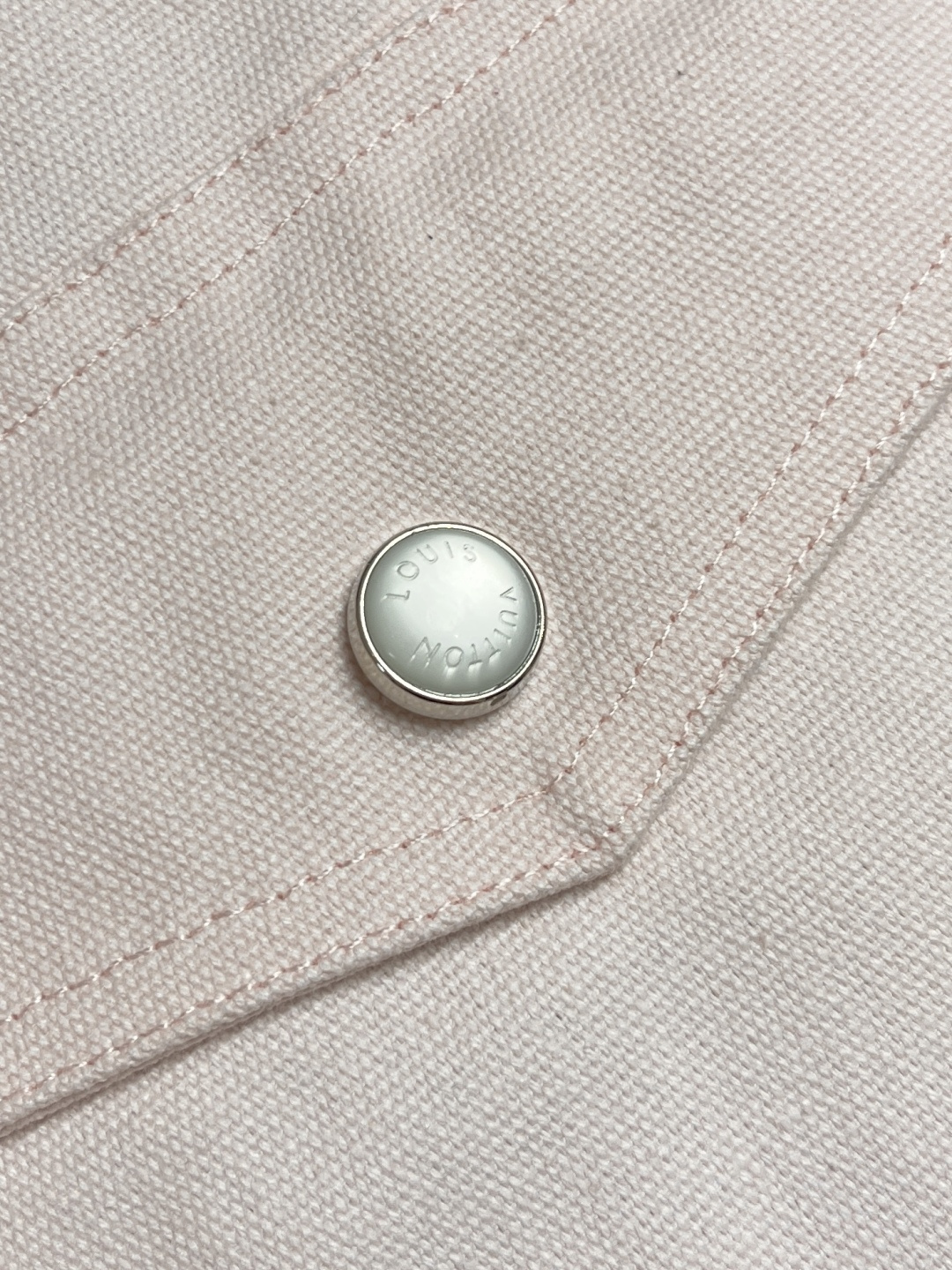 🛒🛒LV 2025ss新款拉链工装马甲，LV PN 标识栖身右侧口袋上方，与后部Pharrell Wil