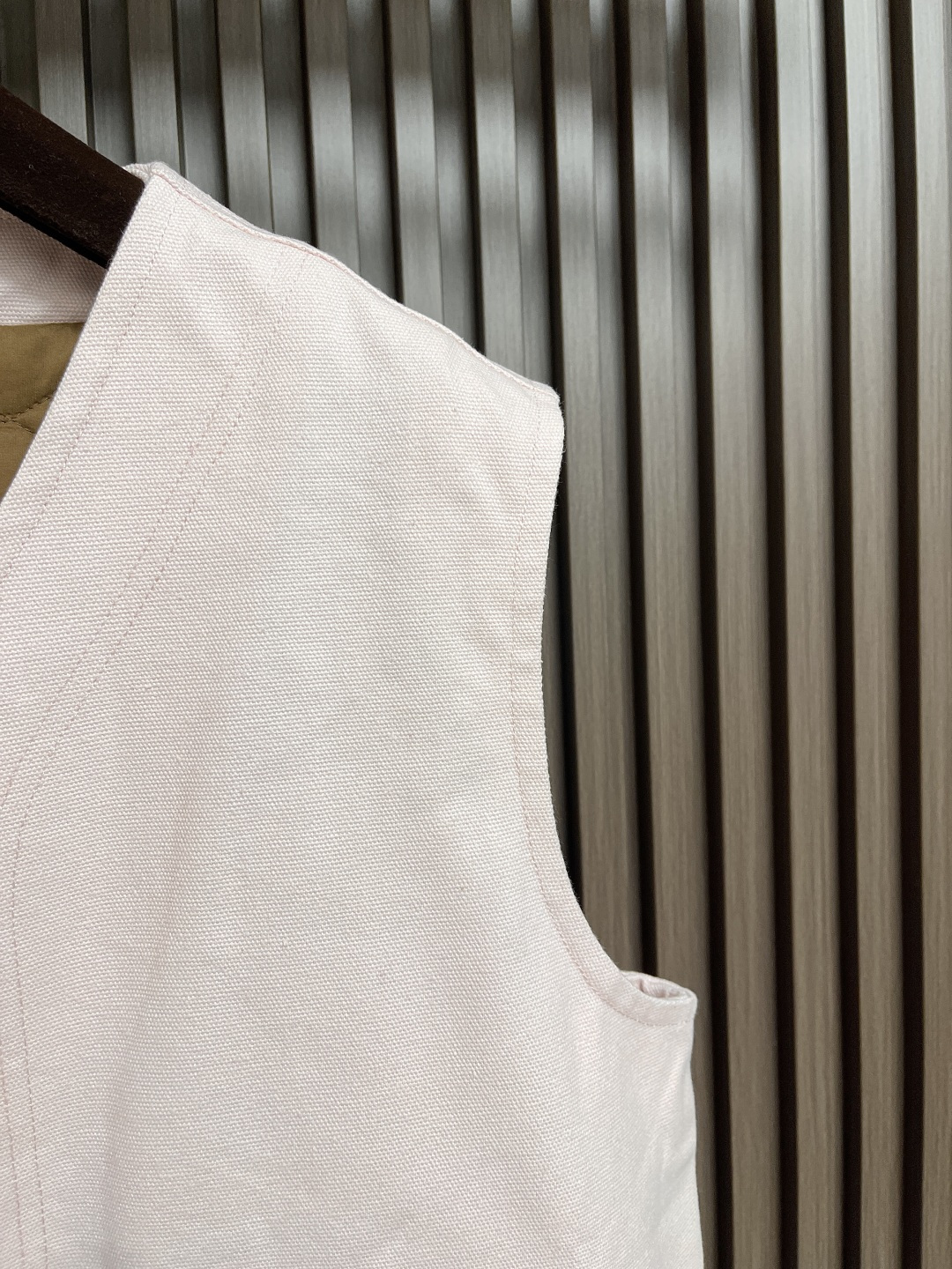 🛒🛒LV 2025ss新款拉链工装马甲，LV PN 标识栖身右侧口袋上方，与后部Pharrell Wil