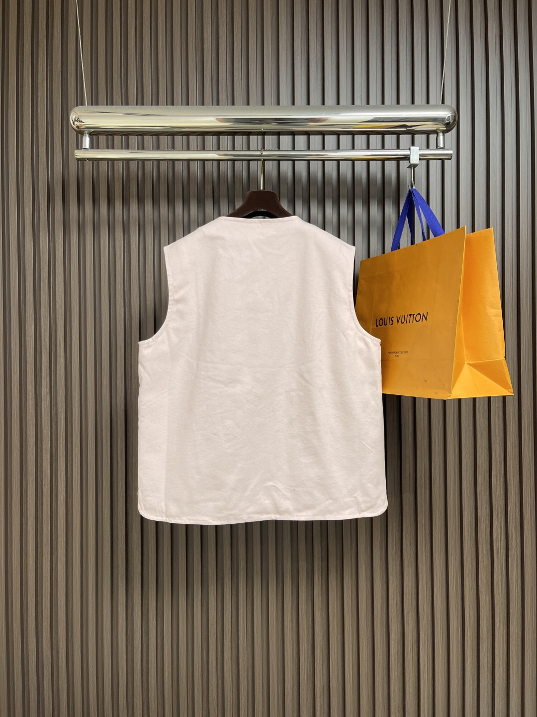 🛒🛒LV 2025ss新款拉链工装马甲，LV PN 标识栖身右侧口袋上方，与后部Pharrell Wil