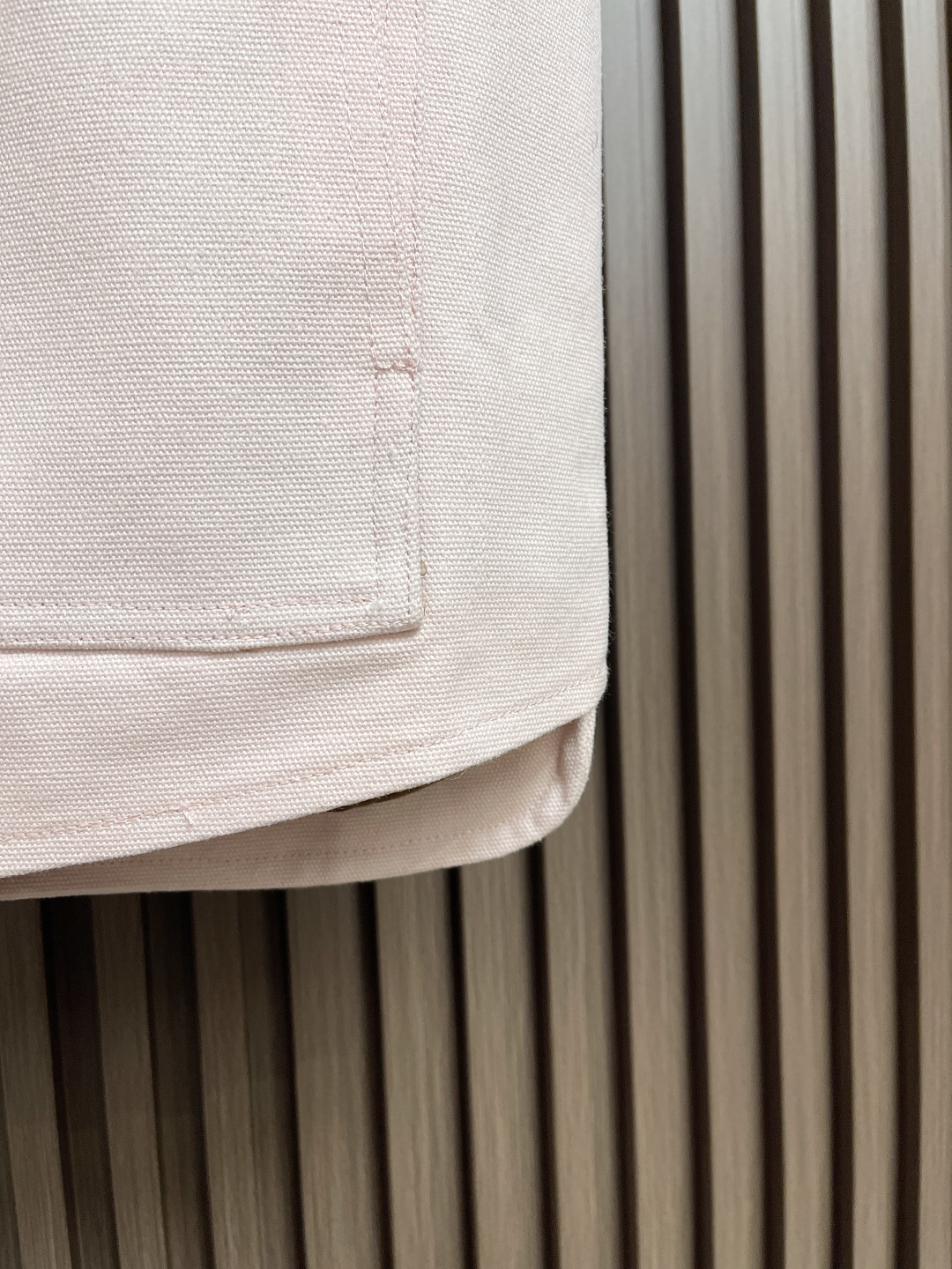 🛒🛒LV 2025ss新款拉链工装马甲，LV PN 标识栖身右侧口袋上方，与后部Pharrell Wil