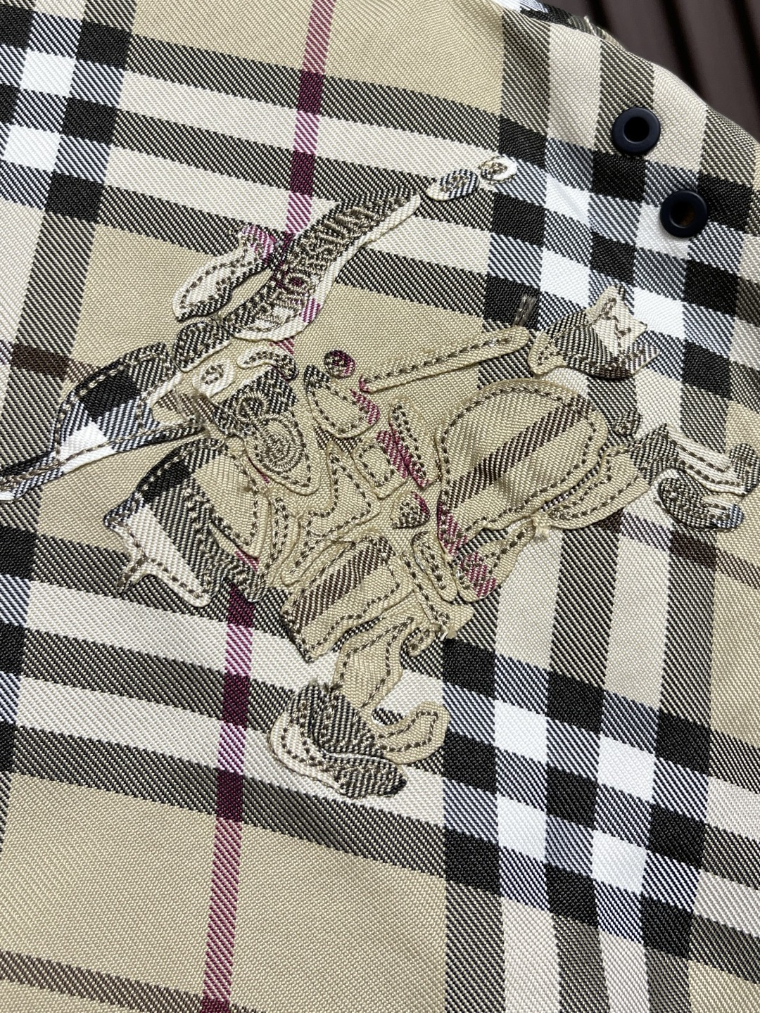 🛒🛒Burberry 斜纹单面夹克连帽外套，搭配抽绳连帽、呈现休闲版型，没有明显的收腰或扩张设计 适合各