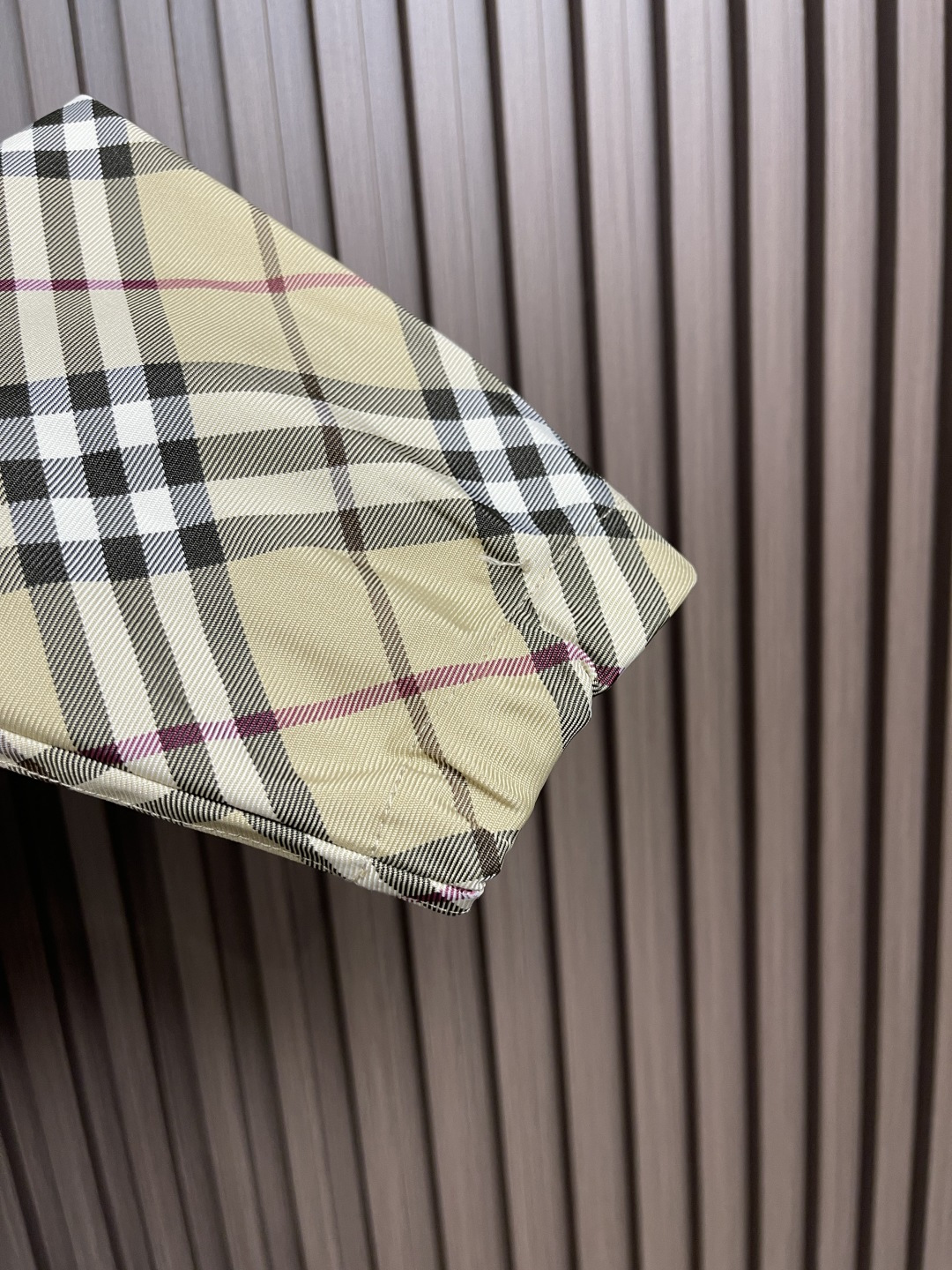 🛒🛒Burberry 斜纹单面夹克连帽外套，搭配抽绳连帽、呈现休闲版型，没有明显的收腰或扩张设计 适合各