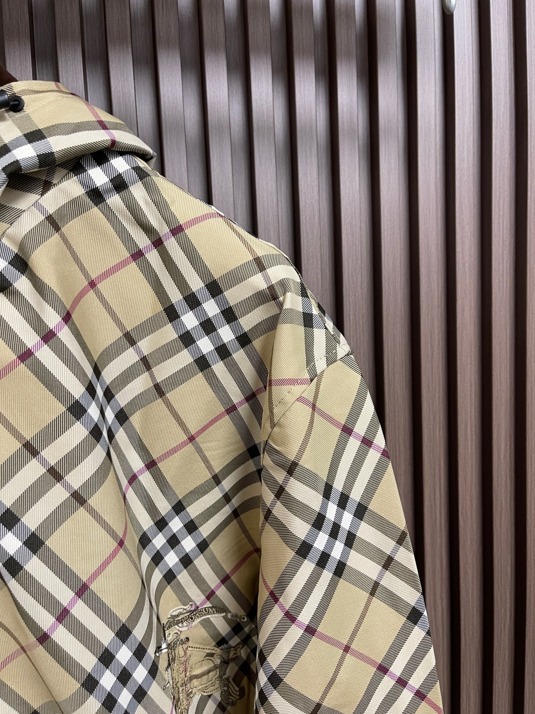 🛒🛒Burberry 斜纹单面夹克连帽外套，搭配抽绳连帽、呈现休闲版型，没有明显的收腰或扩张设计 适合各