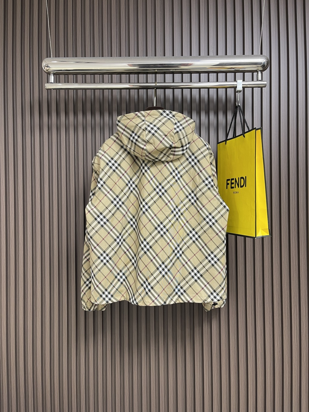 🛒🛒Burberry 斜纹单面夹克连帽外套，搭配抽绳连帽、呈现休闲版型，没有明显的收腰或扩张设计 适合各