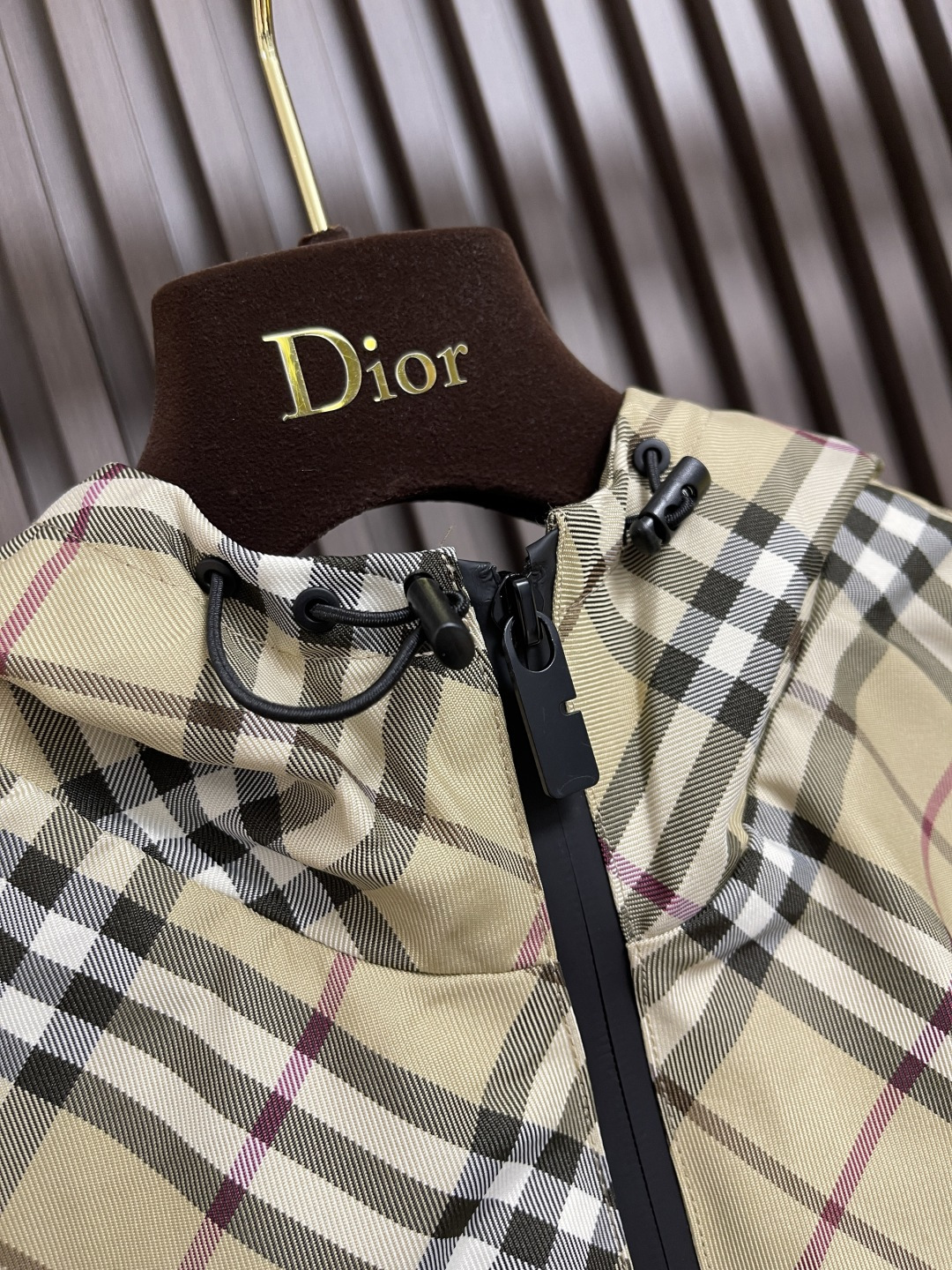 🛒🛒Burberry 斜纹单面夹克连帽外套，搭配抽绳连帽、呈现休闲版型，没有明显的收腰或扩张设计 适合各