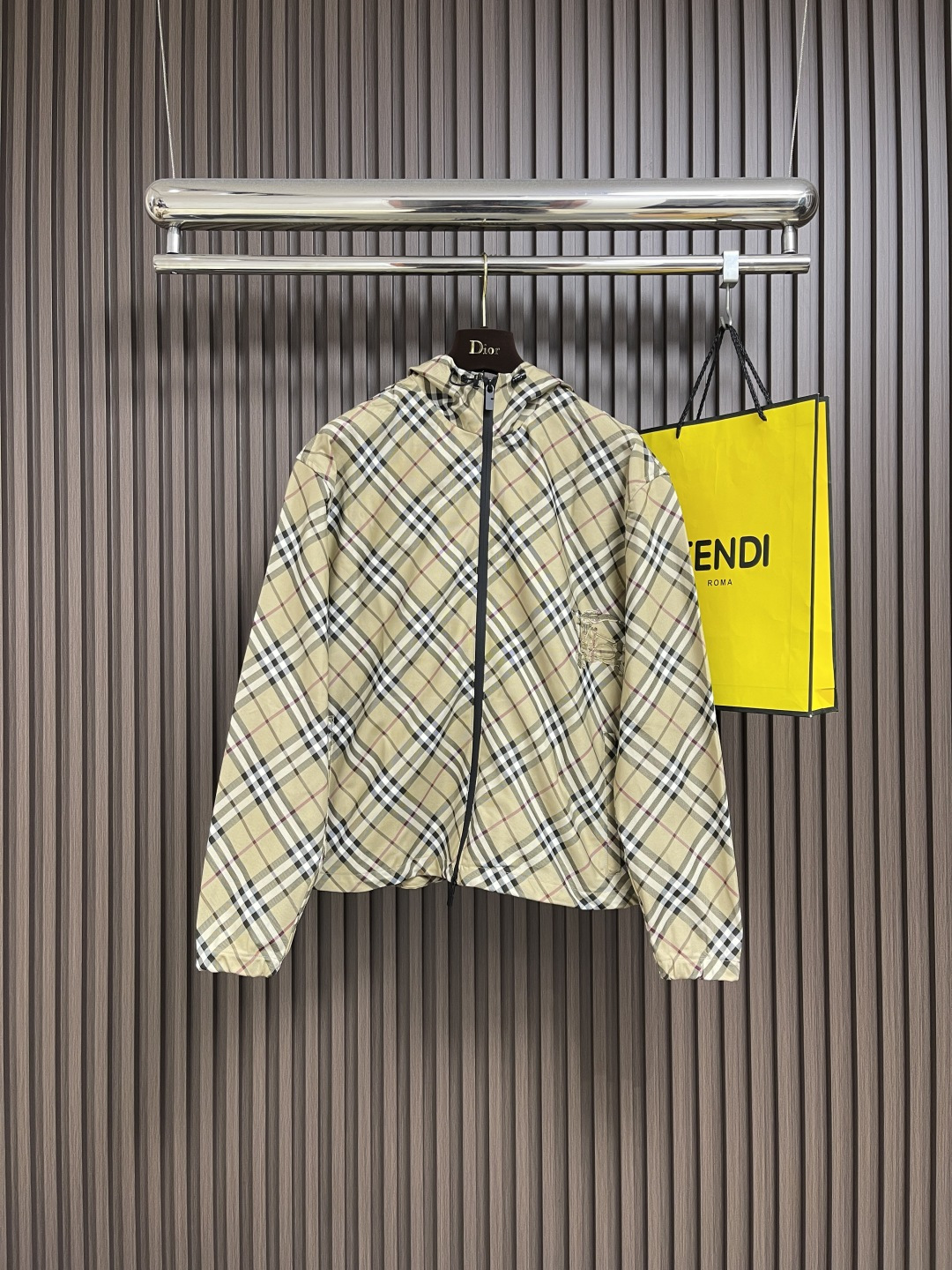 NO:524734,Burberry twill single-sided jacket hooded jacket, paired with drawstring hoods, presenting a casual style, without obvious waist-hugging or expansion design. Suitable for wearers of all sizes, especially men who want to create a casual, natural style. Size xs-L, burberry, jackets & coats, jackets & coats, hats, alexander wang19860909Burberry 斜纹单面夹克连帽外套,搭配抽绳连帽、呈现休闲版型,没有明显的收腰或扩张设计 适合各种身材的穿着者,尤其是想要营造随性、自然风格的男性. 尺码xs-L,,burberry,jackets & coats,jackets & coats,hats,alexander wang,Men's clothing