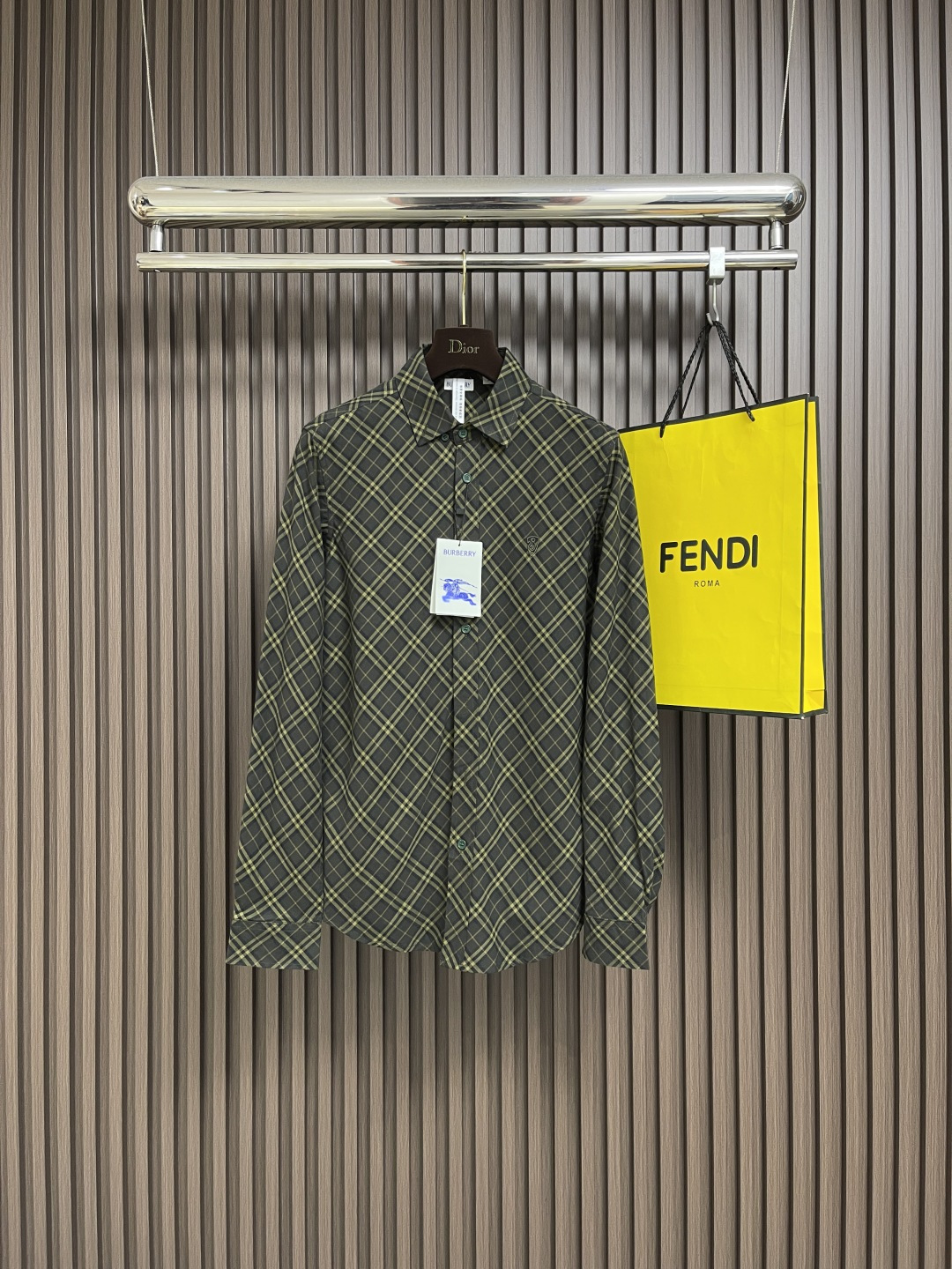 NO:523672,Burberry 2025fw early spring new men's tilted plaid cotton long-sleeved casual shirt, made of Italian worsted cotton twill fabric, decorative burberry plaid pattern light design embellishment brand b-shaped shield embroidery, inspired by the equestrian knight logo, original fixed-woven fabric, soft and comfortable texture, excellent upper body effect!  Size xs-L, burberry,shirts,alexander wang19860909Burberry 2025fw早春新款男士斜格纹棉质长袖休闲衬衫,意大利精纺水洗棉质斜纹面料打造,装饰 burberry格纹图案轻盈设计点缀品牌b字型盾牌刺绣,灵感源自马术骑士徽标,原版定织面料,质感柔软舒适,上身效果极好！尺码xs-L,,burberry,shirts,alexander wang,Men's clothing