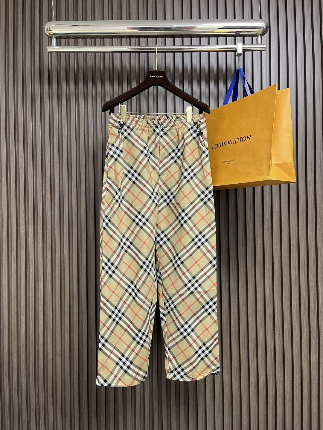 NO:523663,Burberry 2025SS new plaid trousers, drawstring trousers are made of Italian worsted twill fabric, decorative burberry plaid and equestrian knight logo decals. It is a casual style and has a zippered pocket for safe storage of items. Size xs-L, burberry, alexander wang19860909Burberry 2025SS新品格纹长裤,抽绳长裤选用意大利精纺斜纹面料打造,装饰 burberry 格纹和马术骑士徽标贴花.呈现休闲版型,设有拉链口袋,便于安全存放物品.尺码xs-L,,burberry,alexander wang,Men's clothing