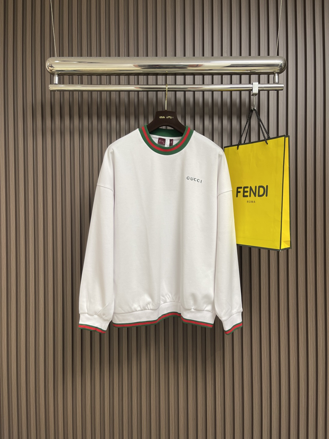 NO:523674,Gucci 2025FW new webbing embroidered sweatshirt, customized cloud soft bead linen cotton material, soft and comfortable skin, white base, pure and elegant, iconic GUCCI embroidery embroidery embroidery on the chest, low-key and powerful, carefully outlined striped webbing piping as the finishing touch, achieve perfect visual balance in harmony, with shoulder-falling design to highlight a new height of fashion, create a unique urban yuppie image, adopt imported machine embroidery technology, use advanced computer control systems and precision mechanical components to achieve GUCCI embroidery operation, high precision, smooth and delicate lines. Size XS-L,,gucci,hoodie,sweatshirts,alexander wang19860909Gucci 2025FW新款织带刺绣卫衣,定制云柔珠麻棉料 轻柔绵软 舒适贴肤 白色基底 纯净高雅 标志性GUCCI刺绣点缀胸前 低调而有力 精心勾勒的条纹织带滚边为点睛之笔 在和谐中达到完美的视觉平衡以落肩设计彰显时尚新高度 塑造别具一格的都市雅痞形象,采用进口机刺绣工艺 使用先进的计算机控制系统和精密的机械部件实现GUCCI刺绣作业 精度高 线条流畅而细腻.尺码XS-L,,gucci,hoodie,sweatshirts,alexander wang,Men's clothing
