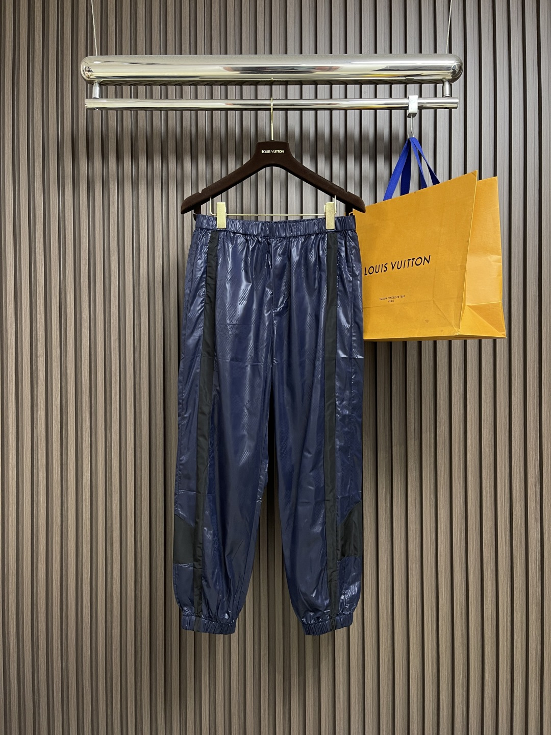 NO:523664,Tops, pants, LV dark pattern checkerboard sports jacket trousers set, custom checkered technology nylon jacquard cloth, fine grille, fabric splicing, custom zipper. Trademark, overall wiring is straight and delicate, the fabric is comfortable and soft, the color is consistent and no color difference. It can be matched with the same style to create a fashionable look, control various occasions, customized auxiliary materials, complete three standards, the same style for men and women!  Size XS-L, louis vuitton, jackets & coats,alexander wang19860909上衣 裤子 LV 暗纹棋盘格运动外套长裤套装,定制方格科技尼龙提花布,细格里布,面料拼接,定制拉链 商标,整体走线平直细腻,面料舒适柔软,颜色一致无色差 能与同款搭配营造时尚造型,驾驭各种场合,定制辅料,三标齐全,男女同款！尺码XS-L,,louis vuitton,jackets & coats,alexander wang,Men's clothing