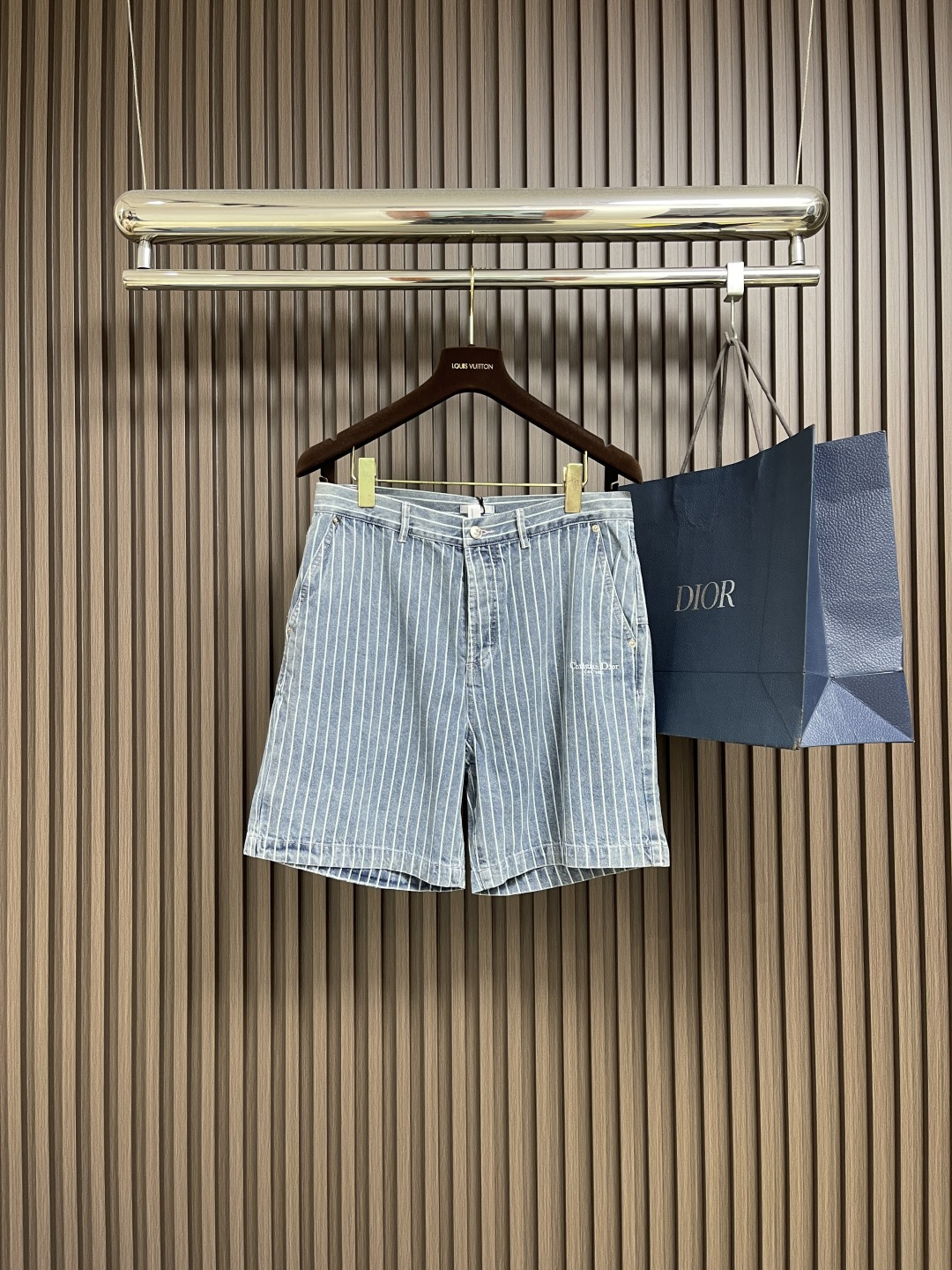 NO:523642,Top Shorts Dior 2025Ss New Cotton Striped Embroidered Short Sleeve Shirt Shorts Set, carefully crafted from blue striped cotton twill fabric, elegant silhouette, and embroidered with Cistian Couture on the front. It can be matched with various T-shirts to create a classic and exquisite look. Size xs-L,,dior,shorts,shirts,T-shirt,tees,t-shirt,alexander wang19860909上衣 短裤 Dior 2025Ss 新款棉质条纹刺绣短袖衬衫短裤套装,采用蓝色条纹棉质斜纹面料精心制作,廓形优雅,正面饰以 Cistian Couture 刺绣.可与各类T恤搭配,打造经典精致造型.尺码xs-L,,dior,shorts,shirts,T-shirt,tees，t-shirt,alexander wang,Men's clothing