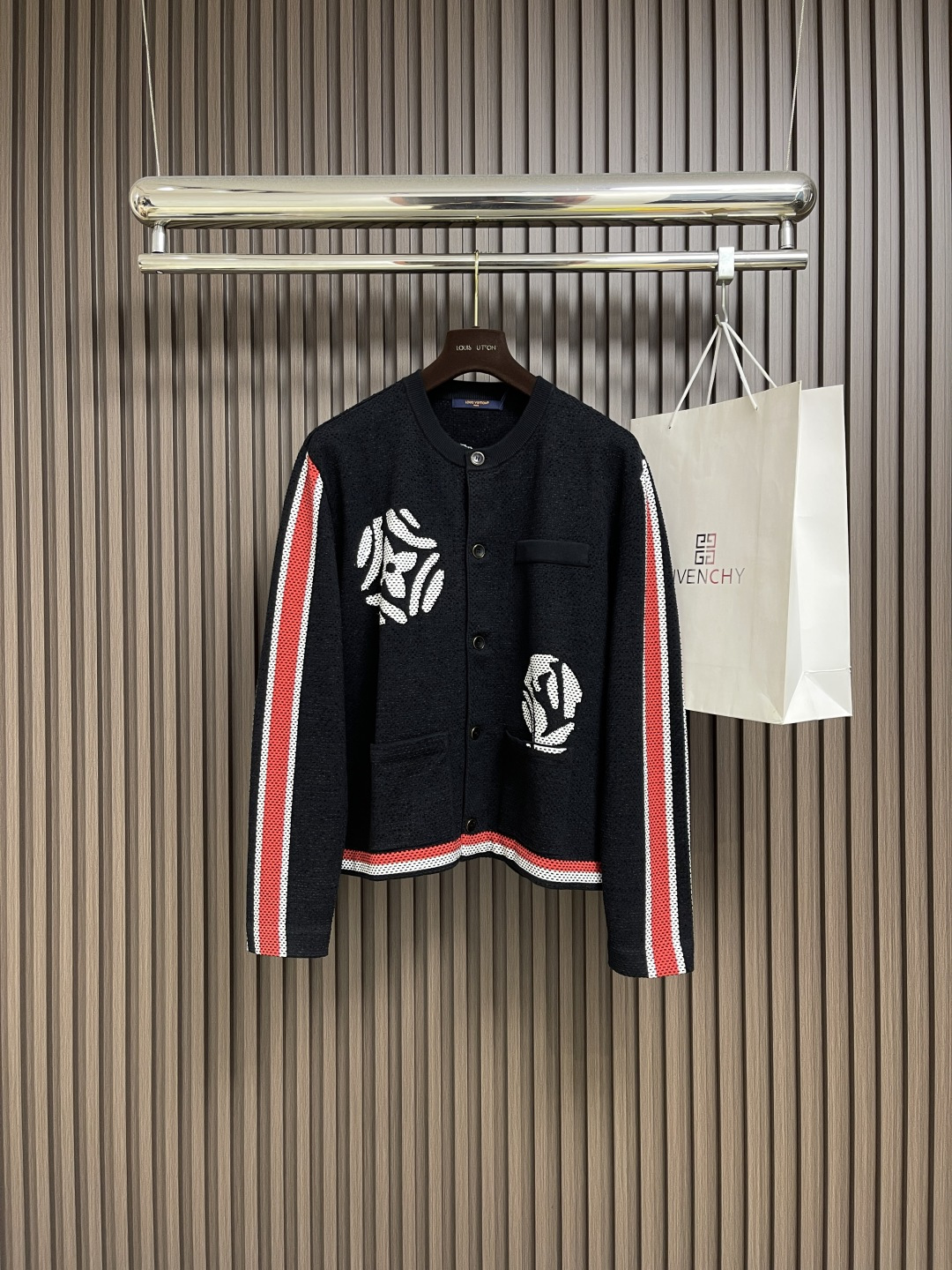 NO:524746,LV x Nigo polka dot pattern knitted jacket, custom-made imported pure cotton fabric with YB, excellent skin-friendliness and close-fitting, without any burden, bringing the ultimate comfort and good breathability, and it won't feel stuffy even if worn for a long time; the pattern design is unique, and the chest printing pattern is made of complex computer technology to present clear and three-dimensional patterns; the striped decoration process is superb, red and white stripes are neatly arranged along the cuffs and hem, the color contrast is clear and natural, highlighting the control of details; the pockets and buttons are installed in fine detail, precise and firm, durable, the overall wiring is straight and delicate, the fabric is comfortable and soft, the color is consistent and there is no color difference, which can create a fashionable look, control various occasions, customize auxiliary materials, complete three standards, the same style for men and women!  Size XS-L, louis vuitton, jackets & coats,alexander wang19860909LV x Nigo 波点图案针织外套,采用YB定制进口纯棉面料,亲肤性极佳贴身穿也毫无负担,带来极致的舒适体验有着良好的透气性,即使长时间穿着也不会觉得闷热；图案设计独具匠心,胸前印花图案以复杂电脑技术呈现纹路清晰立体；条纹装饰工艺高超,红、白条纹沿袖口和下摆整齐排列,色彩对比鲜明且过渡自然,彰显细节把控；口袋与纽扣安装精细,位置精准牢固耐用,整体走线平直细腻,面料舒适柔软,颜色一致无色差能与同款搭营造时尚造型,驾驭各种场合,定制辅料,三标齐全,男女同款！尺码XS-L,,louis vuitton,jackets & coats,alexander wang,Men's clothing