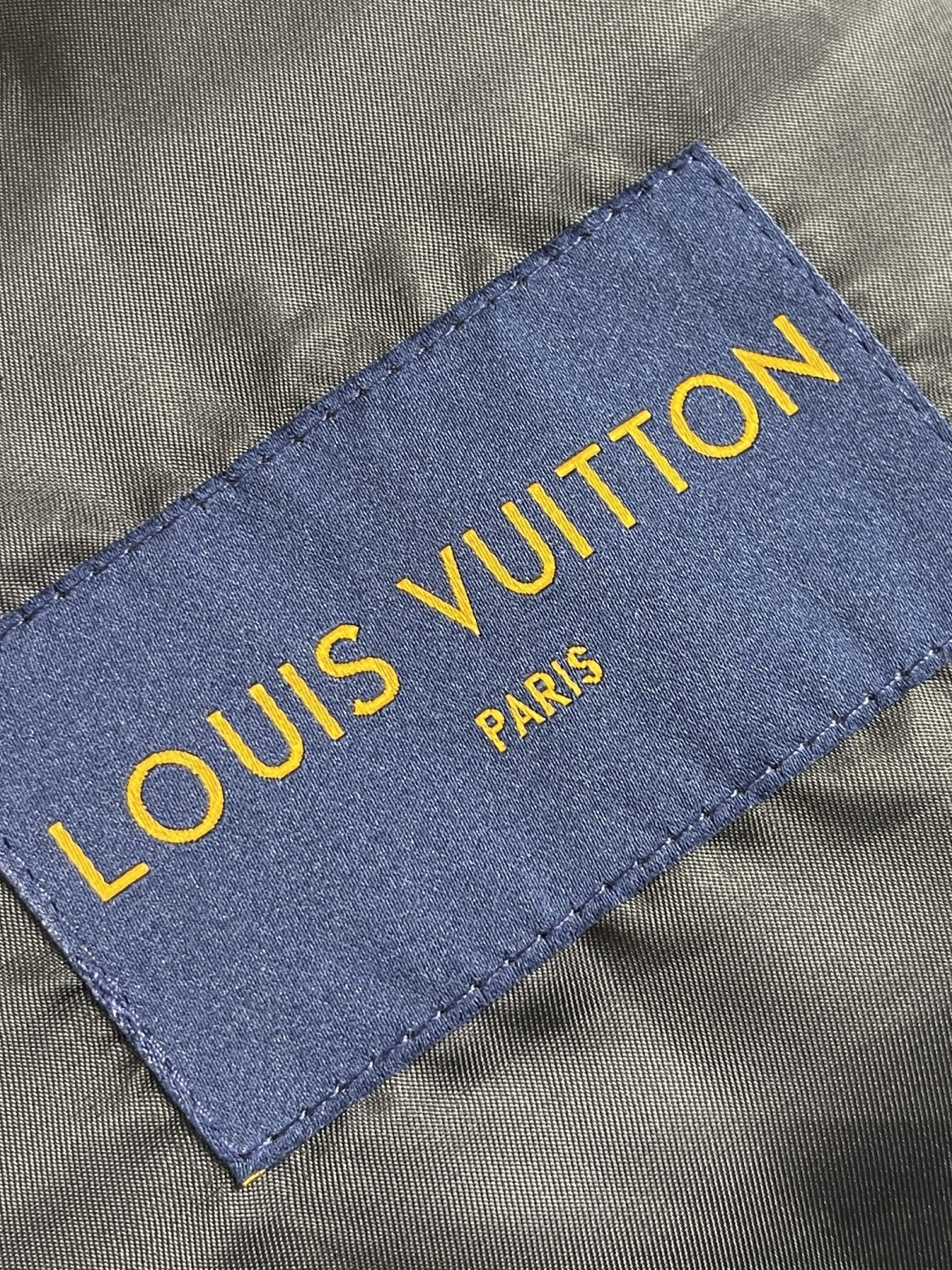 🛒🛒LV 2025SS四叶草彩钻烫钻棒球夹克，定制羊毛混纺新疆长绒棉面料，领口螺纹采用紧密1x1同缸定染