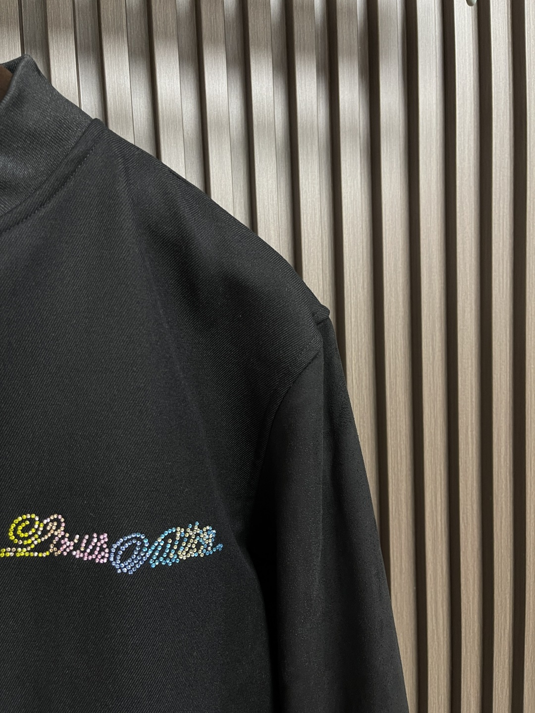 🛒🛒LV 2025SS四叶草彩钻烫钻棒球夹克，定制羊毛混纺新疆长绒棉面料，领口螺纹采用紧密1x1同缸定染