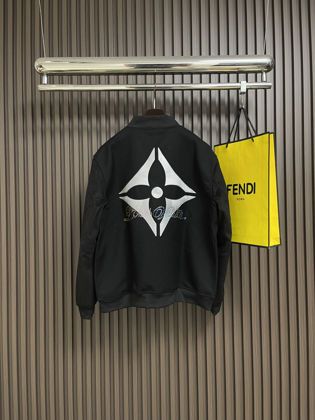 🛒🛒LV 2025SS四叶草彩钻烫钻棒球夹克，定制羊毛混纺新疆长绒棉面料，领口螺纹采用紧密1x1同缸定染