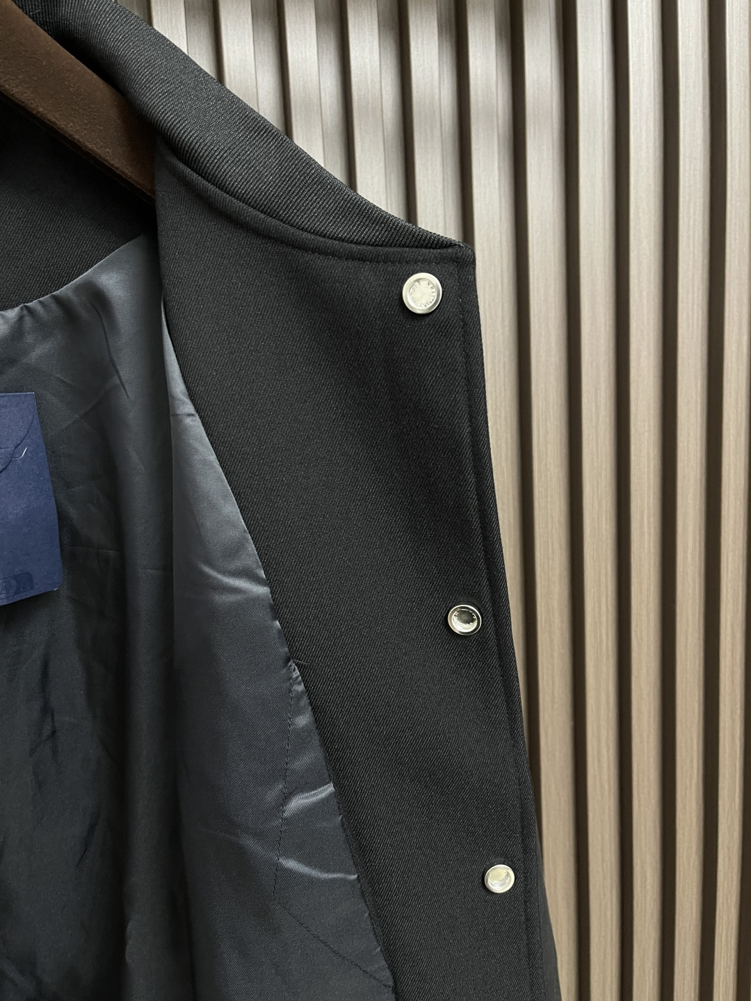 🛒🛒LV 2025SS四叶草彩钻烫钻棒球夹克，定制羊毛混纺新疆长绒棉面料，领口螺纹采用紧密1x1同缸定染