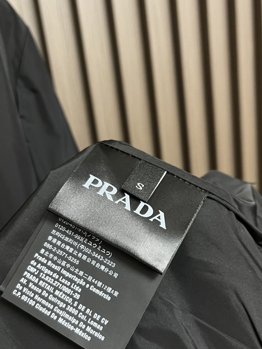 🛒🛒 Prada 再生尼龙夹克，选用品牌标志性的再生尼龙面料，与传统尼龙性能相当，具备高强度，抗撕裂，耐