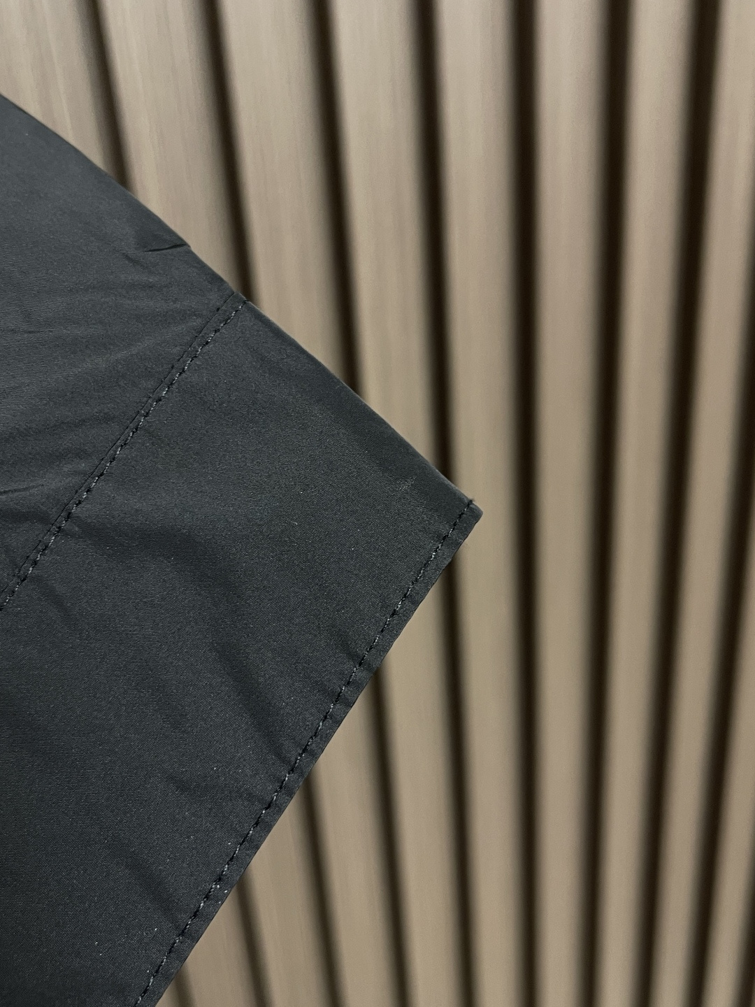 🛒🛒 Prada 再生尼龙夹克，选用品牌标志性的再生尼龙面料，与传统尼龙性能相当，具备高强度，抗撕裂，耐