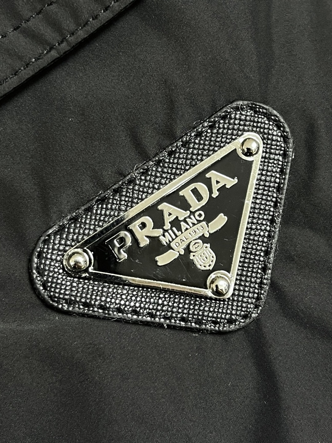 🛒🛒 Prada 再生尼龙夹克，选用品牌标志性的再生尼龙面料，与传统尼龙性能相当，具备高强度，抗撕裂，耐