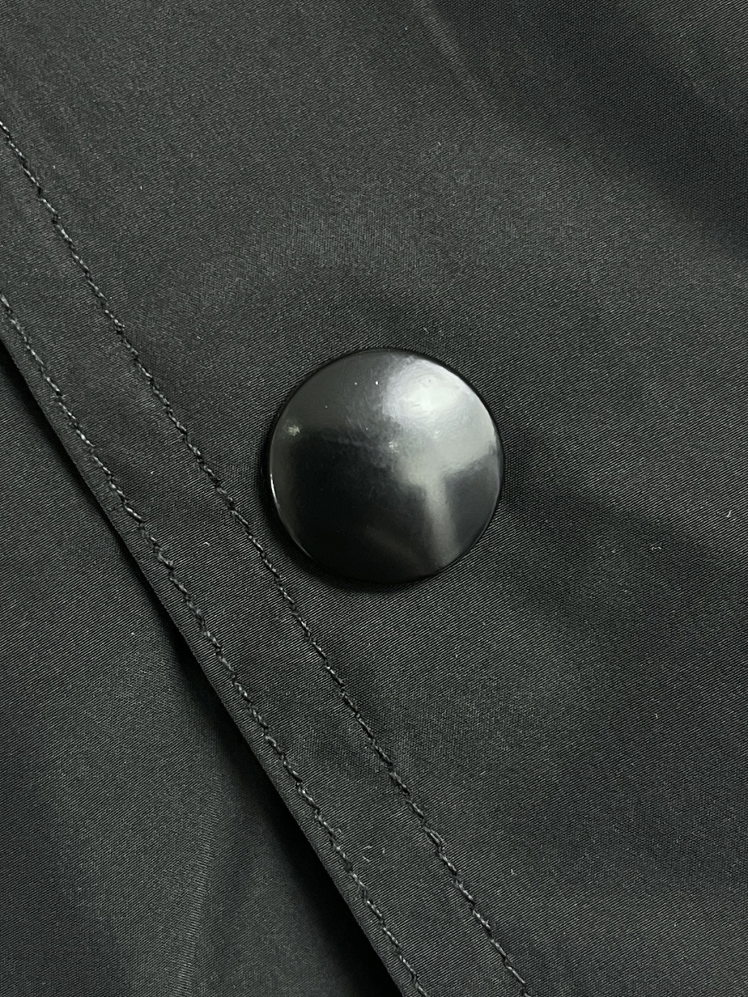 🛒🛒 Prada 再生尼龙夹克，选用品牌标志性的再生尼龙面料，与传统尼龙性能相当，具备高强度，抗撕裂，耐