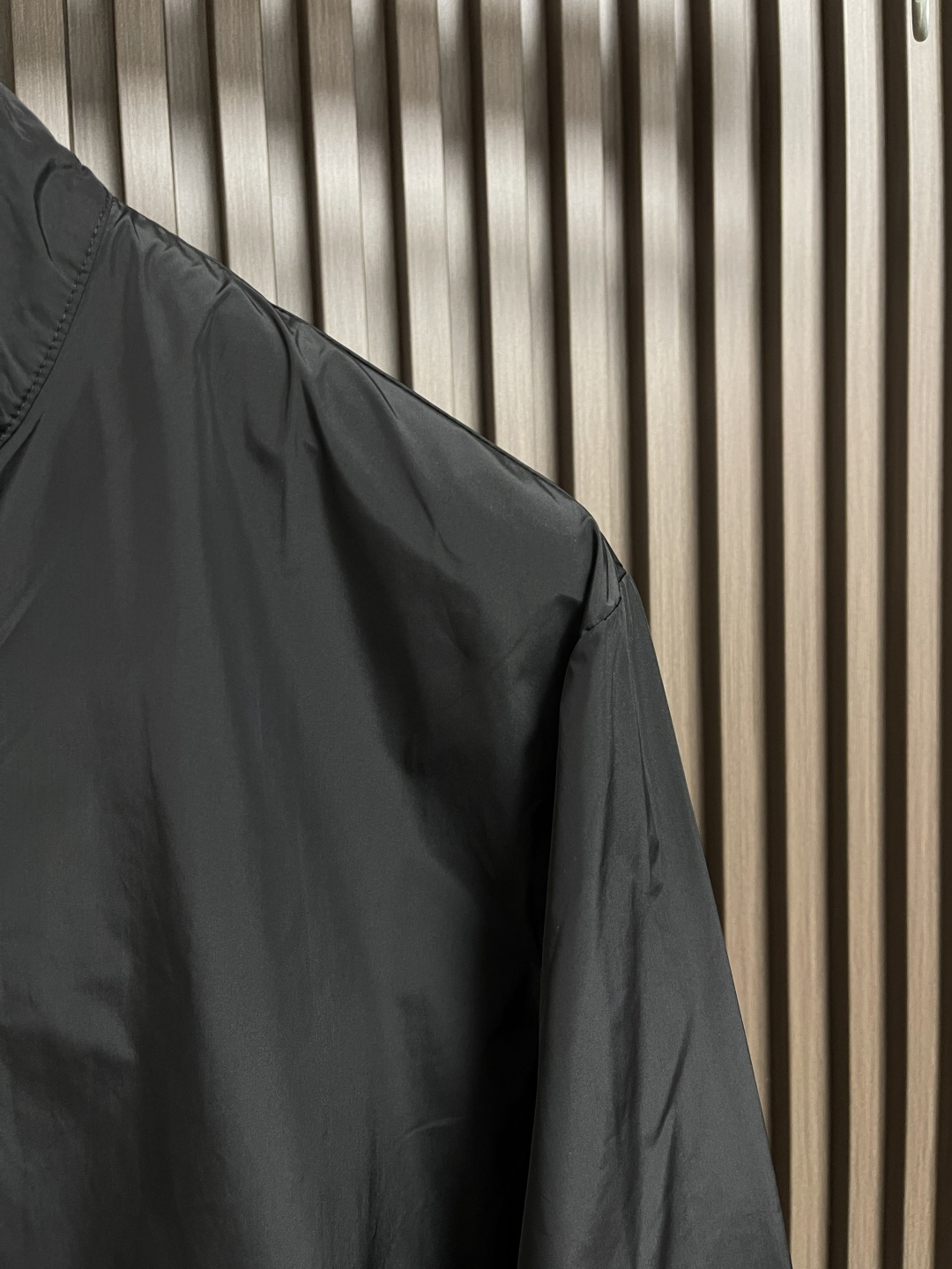 🛒🛒 Prada 再生尼龙夹克，选用品牌标志性的再生尼龙面料，与传统尼龙性能相当，具备高强度，抗撕裂，耐