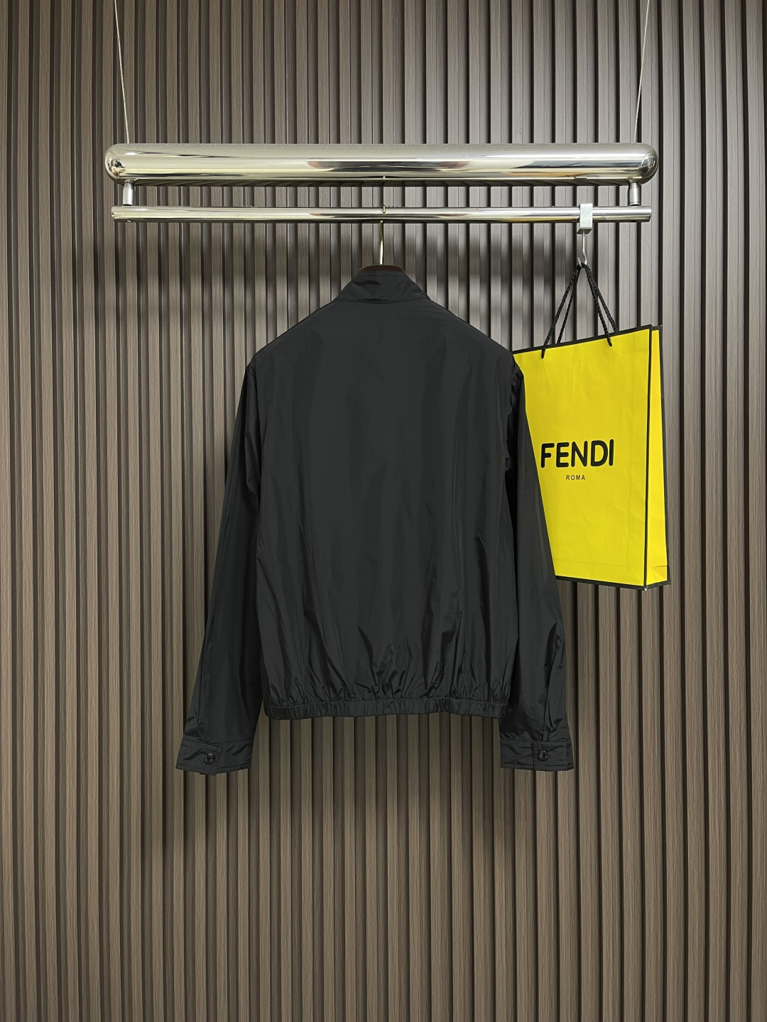 🛒🛒 Prada 再生尼龙夹克，选用品牌标志性的再生尼龙面料，与传统尼龙性能相当，具备高强度，抗撕裂，耐