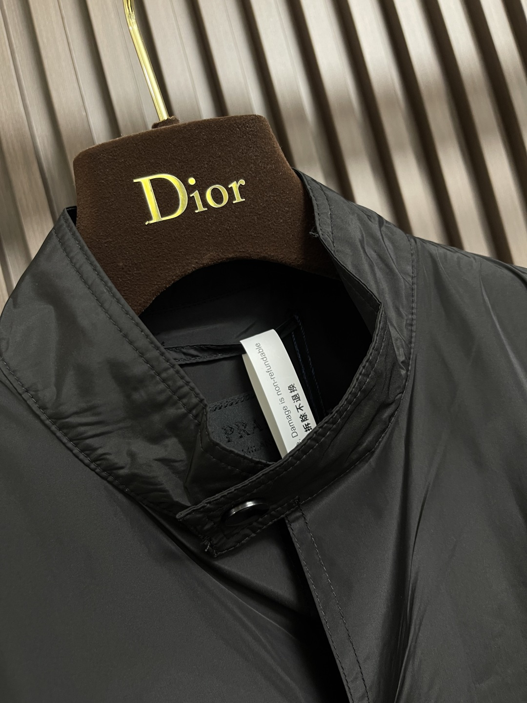 🛒🛒 Prada 再生尼龙夹克，选用品牌标志性的再生尼龙面料，与传统尼龙性能相当，具备高强度，抗撕裂，耐