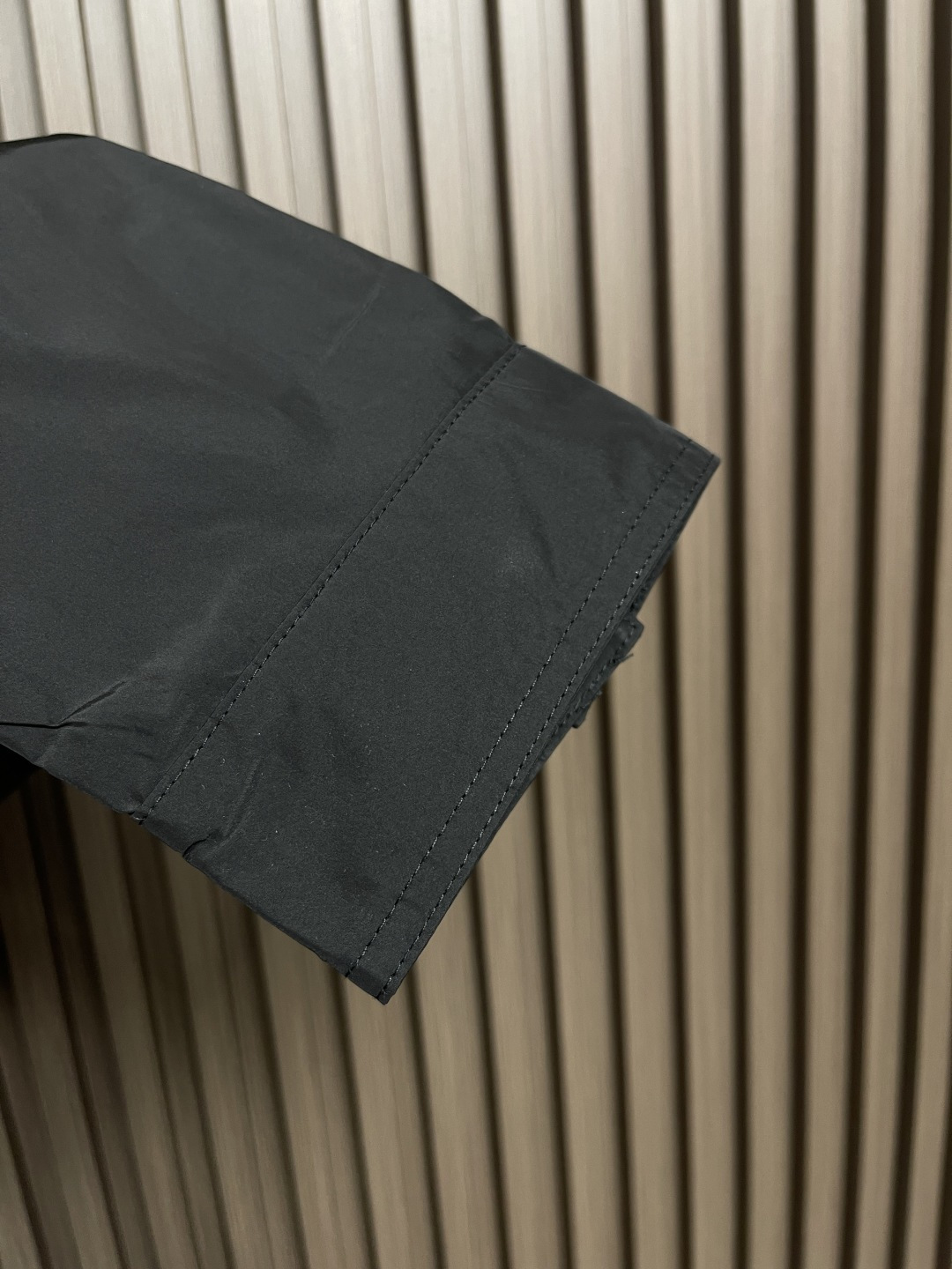 🛒🛒 Prada 再生尼龙夹克，选用品牌标志性的再生尼龙面料，与传统尼龙性能相当，具备高强度，抗撕裂，耐