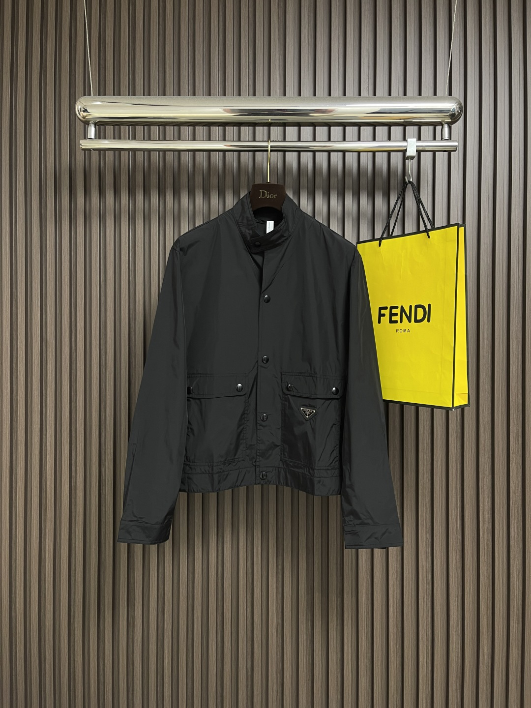 NO:524729,prada  The recycled nylon jacket uses the brand's signature recycled nylon fabric, which is comparable to traditional nylon, and has high strength, tear resistance, wear resistance and other characteristics. Its texture is light and waterproof, and is suitable for multiple scenarios. Its wrinkle and quick drying characteristics are also easy to maintain on a daily basis. The unlined single-layer structure relies on the high-density braiding characteristics of recycled nylon to coexist with breathability and protection. It adopts a standing collar structure to fit the neck lines, taking into account windproof functions and capable temperament.  The side is equipped with an extra-large capacity flip pocket, which enhances practicality with a three-dimensional structure. The inner layer of the hidden bag design enhances the private storage experience. The cover and the bag are edge-reinforced with a double-needle thread process. The enamel triangle mark is decorated with one side of the bag to enhance visual recognition. The combination of the cuff crotch strap and the concealed buckle achieves the need for precision elasticity. The flat bottom structure on the front of the hem and the flat beef tendon closing at the rear make it take into account both aesthetics and practicality. Size Xs-L, prada, jackets  & coats,alexander wang19860909prada 再生尼龙夹克,选用品牌标志性的再生尼龙面料,与传统尼龙性能相当,具备高强度,抗撕裂,耐磨损等特性.其质地轻盈,同时又具备防水功能适合多场景需求.抗皱,快干的特点也易于日常打理维护.无衬里单层结构,依托再生尼龙的高密度编织特性,使其透气性与防护性并存.采用立领结构,贴合颈部线条,兼顾防风功能和干练气质.两侧搭配超大容量翻盖口袋,以立体结构强化实用性,内层暗袋设计提升私密收纳体验,盖体和袋体均用双针车线工艺进行包边加固,将涂珐琅三角标饰以一侧袋体之上,强化视觉辨识度.袖口裆带与暗扣的组合实现精准松紧需求,下摆正面平直底边结构与后方的扁牛筋收口让其兼顾美感和实用性.尺码Xs-L,,prada,jackets & coats,alexander wang,Men's clothing