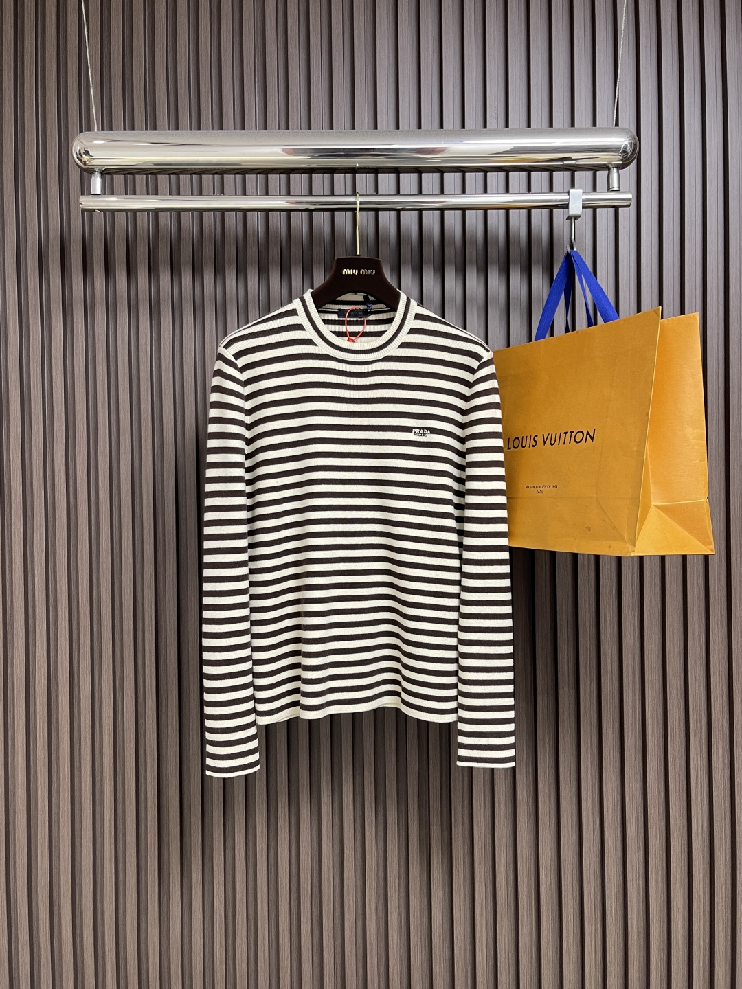 NO:525773,Prada striped embroidered round neck sweater, fixed wool blend knitted material Soft and delicate Comfortable skin The softness of cream and the warmth of brown are intertwined in the knitted texture Design tension between movement and stillness The logo code of the iconic Prada embroidery hidden between stripes Low-key and powerful When the striped sweater flows in the sun The logo is looming in the light and shadow The concept of design integration is to the extreme Use stripes as the pen Use knitting as the ink Weaving a new chapter in fashion, using imported machine embroidery technology Use advanced computer control systems and precision mechanical components to achieve Prada embroidery operation High precision The lines are smooth and delicate, and three-dimensional seams are used for seams It makes the clothes appear more three-dimensional and fit the body by using specific sewing methods at the seams The workmanship is cumbersome and complicated, and the laundry washing water and soft smell removal process  Deep cleaning and deodorizing clothing with professional washing equipment and specific detergents Improve the feel and appearance of clothing. Size 48-54 S-XL, prada, sweaters, alexander wang19860909Prada 条纹刺绣圆领毛衣,定织丝光羊毛混纺针织料 柔软细腻 舒适贴肤 奶油色的柔润与棕色的暖调在针织肌理中交织 动静之间的设计张力 标志性Prada刺绣隐于条纹间的徽标暗语 低调而有力当条纹毛衣在阳光下流动 徽标在光影中若隐若现 将设计即融入的理念做到极致 以条纹为笔 以针织为墨 织就时尚新章,采用进口机刺绣工艺 使用先进的计算机控制系统和精密的机械部件 实现Prada刺绣作业 精度高 线条流畅而细腻,采用接缝立体缝线 它通过在接缝处使用特定的缝纫方法 使衣物呈现出更加立体和贴合身体的效果 做工繁琐复杂,成衣洗水加软去味工艺 通过专业的洗涤设备和特定的洗涤剂 对衣物进行深度清洁和去味处理 改善衣物的手感和外观.尺码48-54 S-XL,,prada,sweaters,alexander wang,Men's clothing