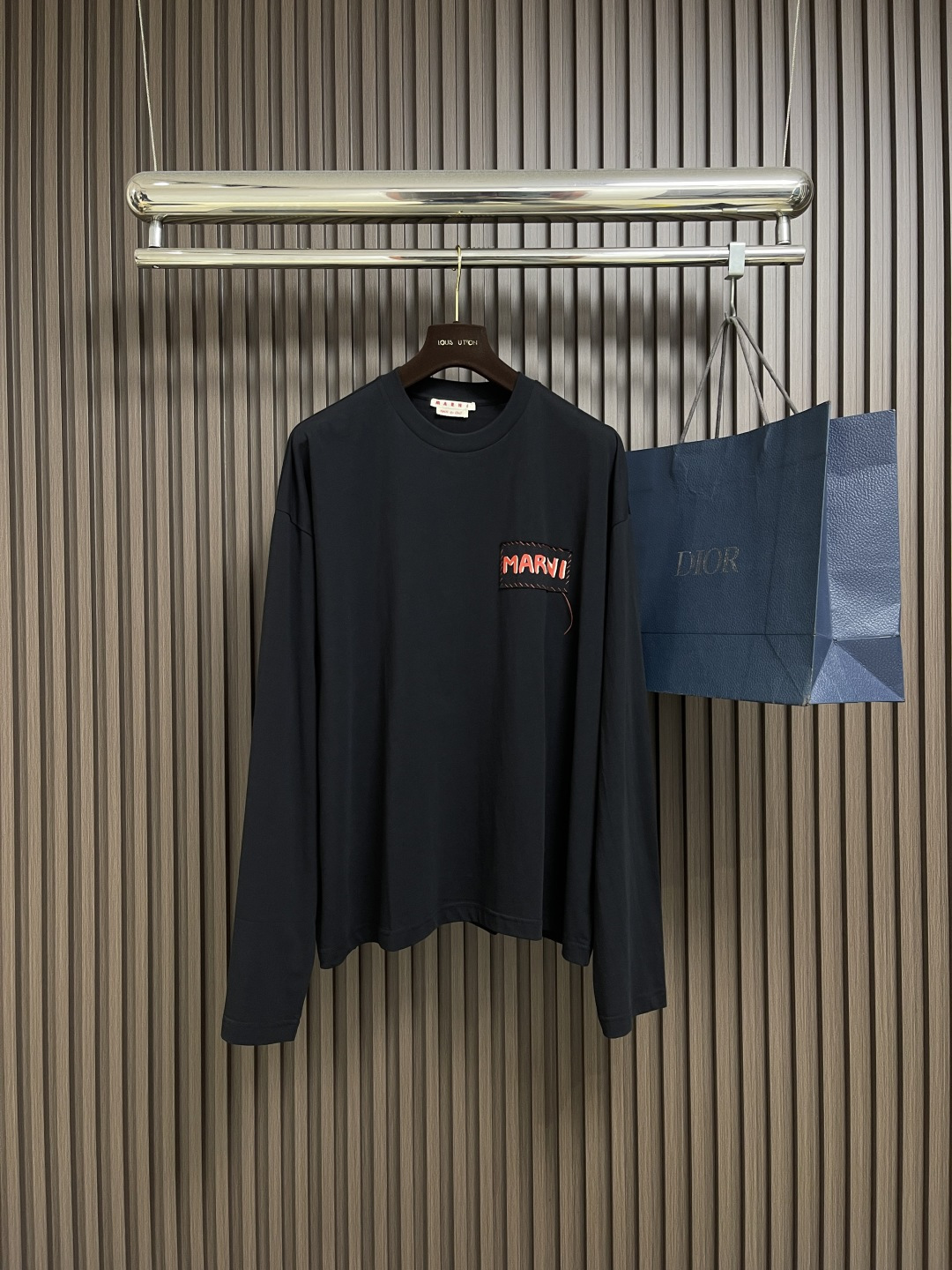 NO:538600,MARNI 2025ss new round neck logo label flat hem long sleeve T-shirt, simple and versatile. Fabric cotton is not only crisp, maintains a trendy silhouette, but also comfortable to wear, and the yarn is more delicate, size S-XL 46-52,,marni,tees, t-shirt, alexander wang19860909MARNI 2025ss新款圆领Logo贴标平直下摆长袖T恤,简约百搭款.面料棉 不仅挺括,保持潮流的廓形,又穿着舒适,纱织更细腻,尺码S-XL 46-52,,marni,tees，t-shirt,alexander wang,Men's clothing