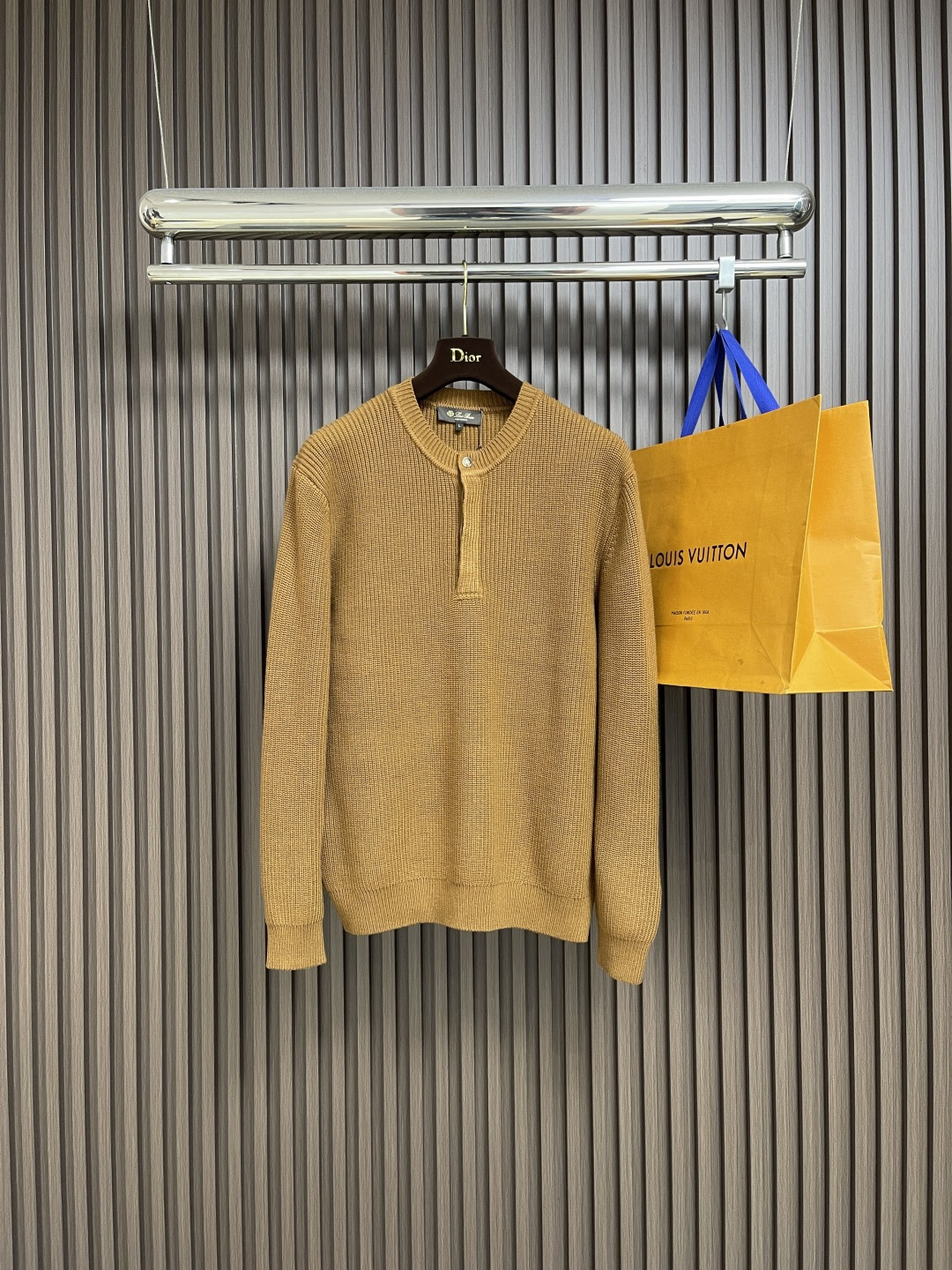 NO:525776,LP Loro Piano 2025SS Autumn and Winter New Knitted Sweater, the classic design and appearance are so great, and the quality is not picky and the quality can be purchased directly. It is a high-end quality product that cannot be missed! Through the detailed pictures, you can feel its powerful aura, and the warm-concentration effect is significant, so you don’t have to worry about the chill at all! It is both fashionable and functional, and the whole style looks more luxurious and elegant! Size S-XXL, loro piana, loro piana, sweaters, alexander wang19860909LP Loro Piano诺悠翩雅2025SS秋冬新款针织毛衣 经典设计感与颜值爆棚,品质更是无法挑剔品控可以直接入手,不容过错的高端臻品！通过细节图片便可感受到它强悍的气场,聚温保暖效果显著,完全不用担心会有一点寒意！时尚与功能性兼备,整款显得更加的奢华大气！尺码S-XXL,,loro piana,loro piana,sweaters,alexander wang,Men's clothing