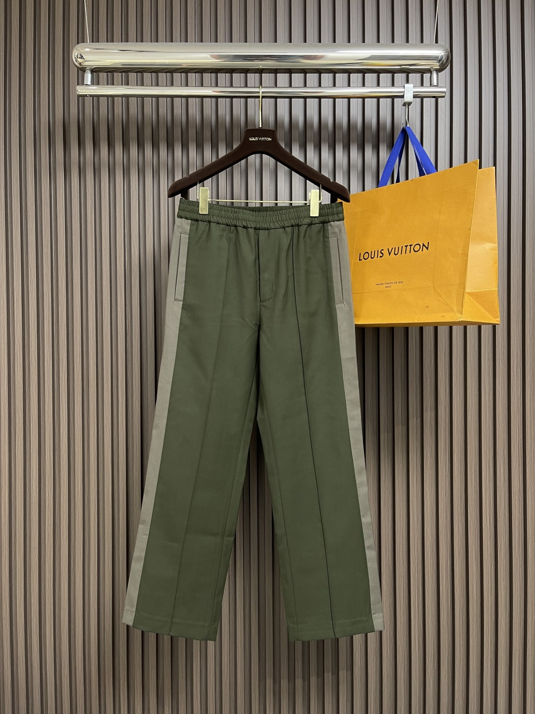 NO:525784,GUCCI 2025FW season's new product bumper casual elastic waist drawstring trousers, made of cotton fabric, comfortable and warm, side seam splicing color, makes the legs look longer, side bag x2 rear bag x2, back right bag under logo embossing embossing technology, elastic waist drawstring design. Size S-XL, gucci, alexander wang19860909GUCCI 2025FW当季新品撞边休闲松紧腰抽绳长裤,采用棉质面料 舒适保暖,侧缝拼接色 更显得腿长,侧袋x2后袋x2,后右袋下 logo压花浮雕工艺,松紧腰 抽绳设计.尺码S-XL,,gucci,alexander wang,Men's clothing