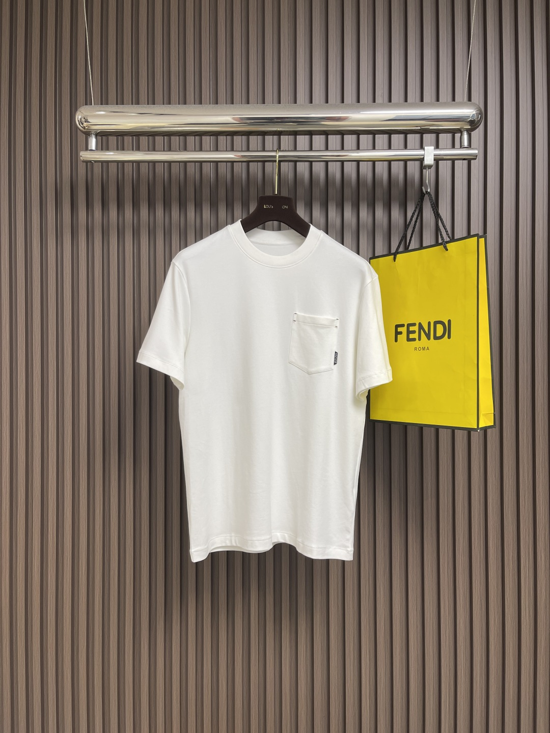 NO:526944,Ermenegildo Zegna 2025ss autumn and winter new short-sleeved T-shirt!  Custom fabric, soft feel. The chest pocket design is not without luxury. The quality is unquestionable. The upper body effect is excellent, size M-5XL, zegna, T-shirt,tees, t-shirt,alexander wang19860909Ermenegildo Zegna 杰尼亚2025ss秋冬新品短袖T恤！定制面料,手感柔软.胸前口袋设计,不失奢华 品质毋庸置疑 上身效果超赞,尺码M-5XL,,zegna,T-shirt,tees，t-shirt,alexander wang,Men's clothing