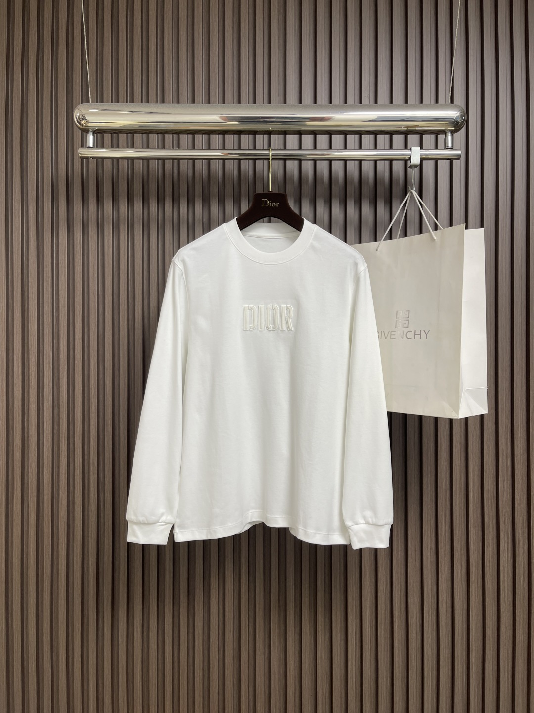 NO:538593,Dior 2025ss autumn and winter new long-sleeved T-shirt, classic logo design, versatile custom fabric, soft and delicate, comfortable and breathable, extremely skin-friendly, men's wardrobe is indispensable for basic styles. It is a low-key design. Must-have, size M-5XL, dior,tees, t-shirt, alexander wang19860909Dior 2025ss秋冬新品长袖T恤,经典Logo设计,百搭款定制面料,柔软细腻 舒适透气,亲肤感极高,男人的衣柜都少不了基础款 是低调的设计 必备款,尺码M-5XL,,dior,tees，t-shirt,alexander wang,Men's clothing