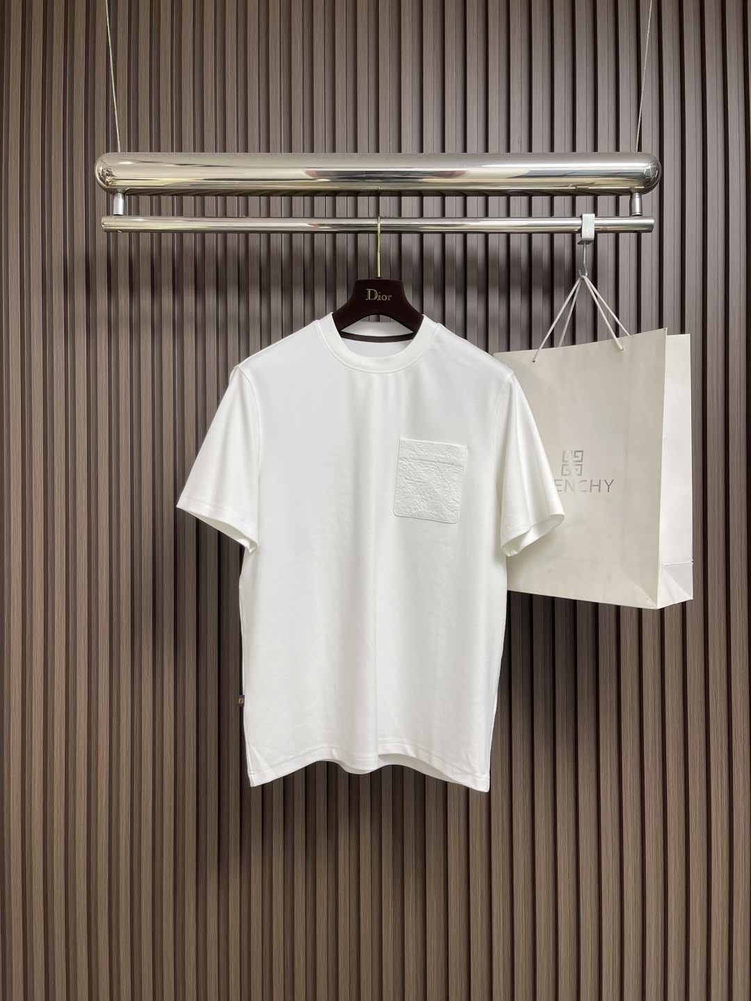 NO:526929,FENDI 2025ss autumn and winter new round neck short-sleeved T-shirt custom fabric, breathable and comfortable, impeccable details, brand element design concept, reflecting high quality. It feels delicate and soft!  It is casually cut, with a great upper body style!  Size M-3XL, fendi, T-shirt,tees, t-shirt,alexander wang19860909FENDI 2025ss秋冬新款圆领短袖T恤 定制面料 透气舒适度高,细节无可挑剔,品牌元素设计理念,体现高品质.手感细腻柔软！呈现休闲裁剪,上身版型超赞！尺码M-3XL,,fendi,T-shirt,tees，t-shirt,alexander wang,Men's clothing