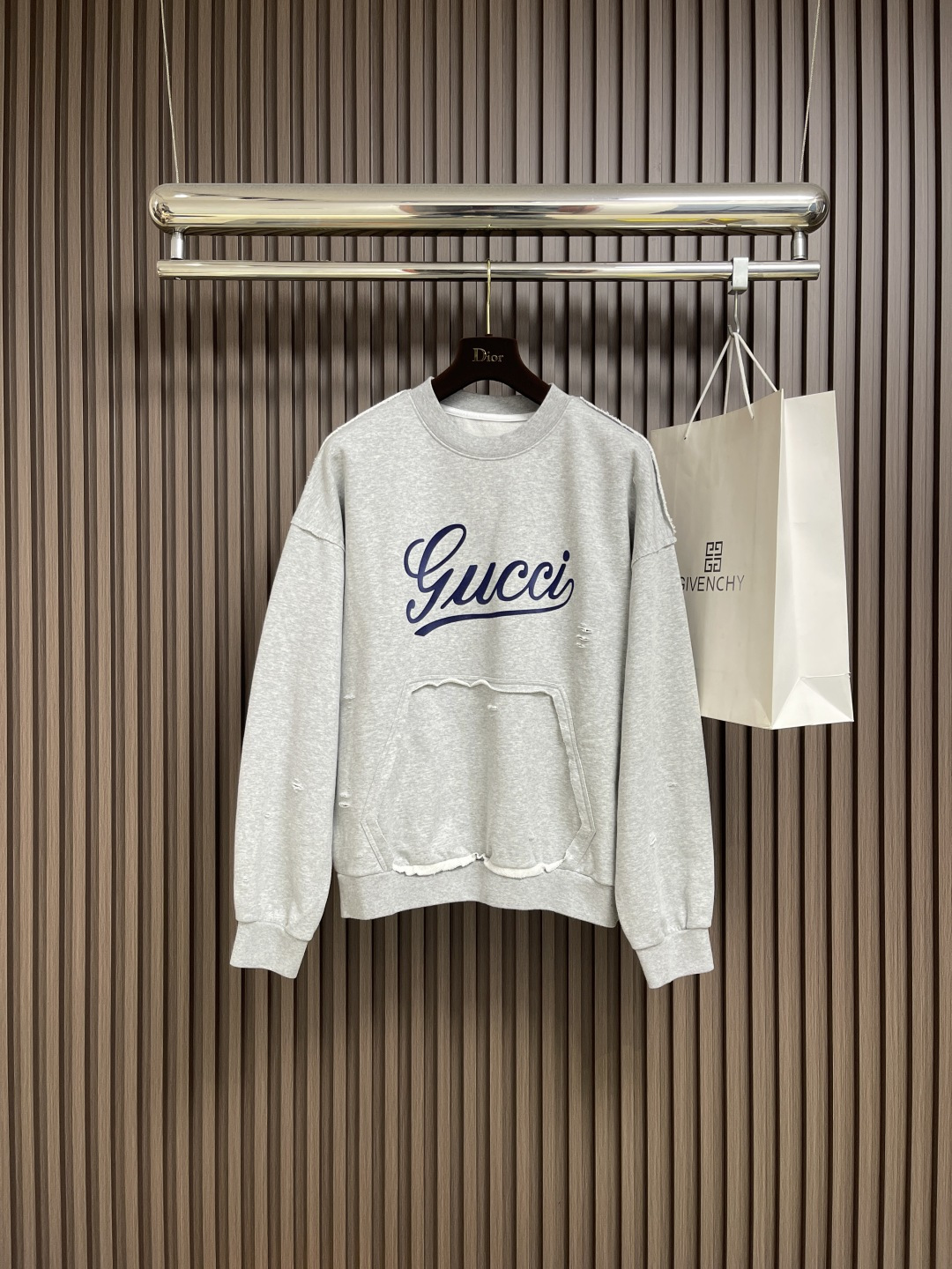 NO:550373,Gucci printed logo letter round neck sweatshirt. This fabric feels soft, the upper body is comfortable and not close to the body. The jacquard logo design on the chest is ingeniously created. The cotton fabric is exquisite and introverted, and the embellishment is exquisite without losing the introverted details and various brand logos. It is suitable for wearing during the seasonal changes when it is still warm and cold. This regular round neck sweatshirt is ingeniously created, embellished with contrasting handwritten Gucci logo prints, showing its unique charm. Size S-XL, gucci, hoodie, sweatshirts, alexander wang19860909Gucci 印花logo标识字母圆领卫衣,该款面料手感偏柔软,上身舒宽不贴身,胸前提花logo设计,棉质面料匠心打造,缀饰精致而不失内敛的细节和各种品牌标识,适合乍暖还寒的换季时节穿着.这款常规版型圆领卫衣匠心打造,缀饰撞色手写体Gucci标识印花,尽显别致魅力.尺码S-XL,,gucci,hoodie,sweatshirts,alexander wang,Men's clothing