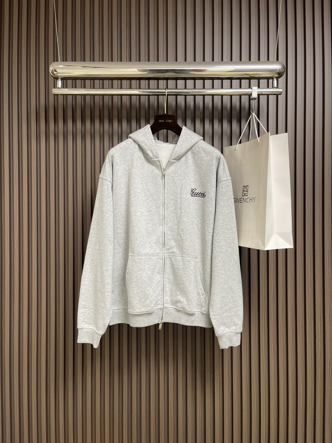 NO:550356,Gucci  Zippered hooded sweatshirt with printed logo and letters. The fabric feels soft, the upper body is comfortable and not close to the body, and the back has a jacquard logo design. It is crafted from cotton fabric and is embellished with exquisite yet restrained details and various brand logos. It is suitable for the change of seasons from warm to cold.  Wearing. This regular fit hooded sweatshirt is crafted with a contrasting handwritten Gucci logo print, giving it a unique charm. Sizes S-XL,,gucci,hoodie,sweatshirts,hats,alexander  wang19860909Gucci 印花logo标识字母拉链连帽卫衣,该款面料手感偏柔软,上身舒宽不贴身,后背提花logo设计,棉质面料匠心打造,缀饰精致而不失内敛的细节和各种品牌标识,适合乍暖还寒的换季时节穿着.这款常规版型连帽卫衣匠心打造,缀饰撞色手写体Gucci标识印花,尽显别致魅力.尺码S-XL,,gucci,hoodie,sweatshirts,hats,alexander wang,Men's clothing