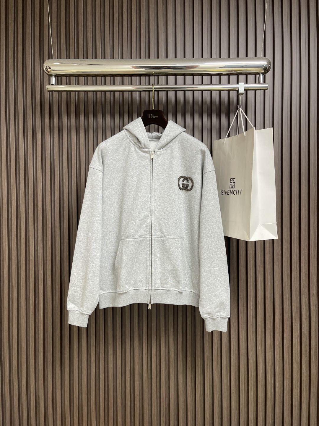 NO:526941,GUCCI flocking logo hooded couples terry cotton sweatshirt, classic series double g flocking logo design, eternal classic!  Fashionable, eye-catching, versatile and durable, worthy of closing your eyes~ Customers provide high-quality terry cotton fabric with delicate texture and soft texture, breathable and toned skin, reflecting the sense of wear and luxury fashion trends to the fullest S-XL, gucci, hoodie, sweatshirts, hats, alexander wang19860909GUCCI 植绒logo标识连帽情侣款毛圈棉卫衣,经典系列双g植绒标识设计,永远的经典！时髦吸睛又百搭耐看,值得闭眼入的单品～客供优质毛圈棉面料,手感质感细腻柔软,透气爽肤 将穿着感与奢华时尚潮流体现的淋漓尽致 尺码S-XL,,gucci,hoodie,sweatshirts,hats,alexander wang,Men's clothing