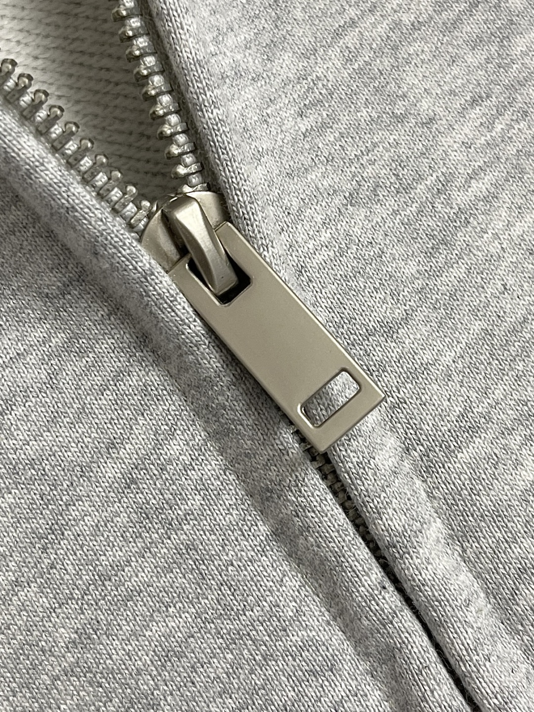 🛒🛒LV 2025SS早秋新款后背卡通印花拉链连帽卫衣，面料采用26s双纱面和10s鱼鳞底面料，搭配38